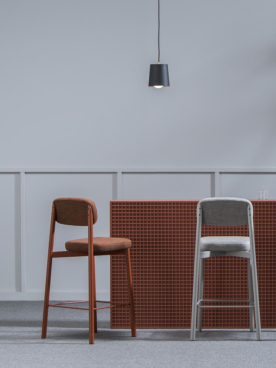 Français Ensemble de 6 chaises de comptoir 65 cm rouge brique de Kann Design en vente