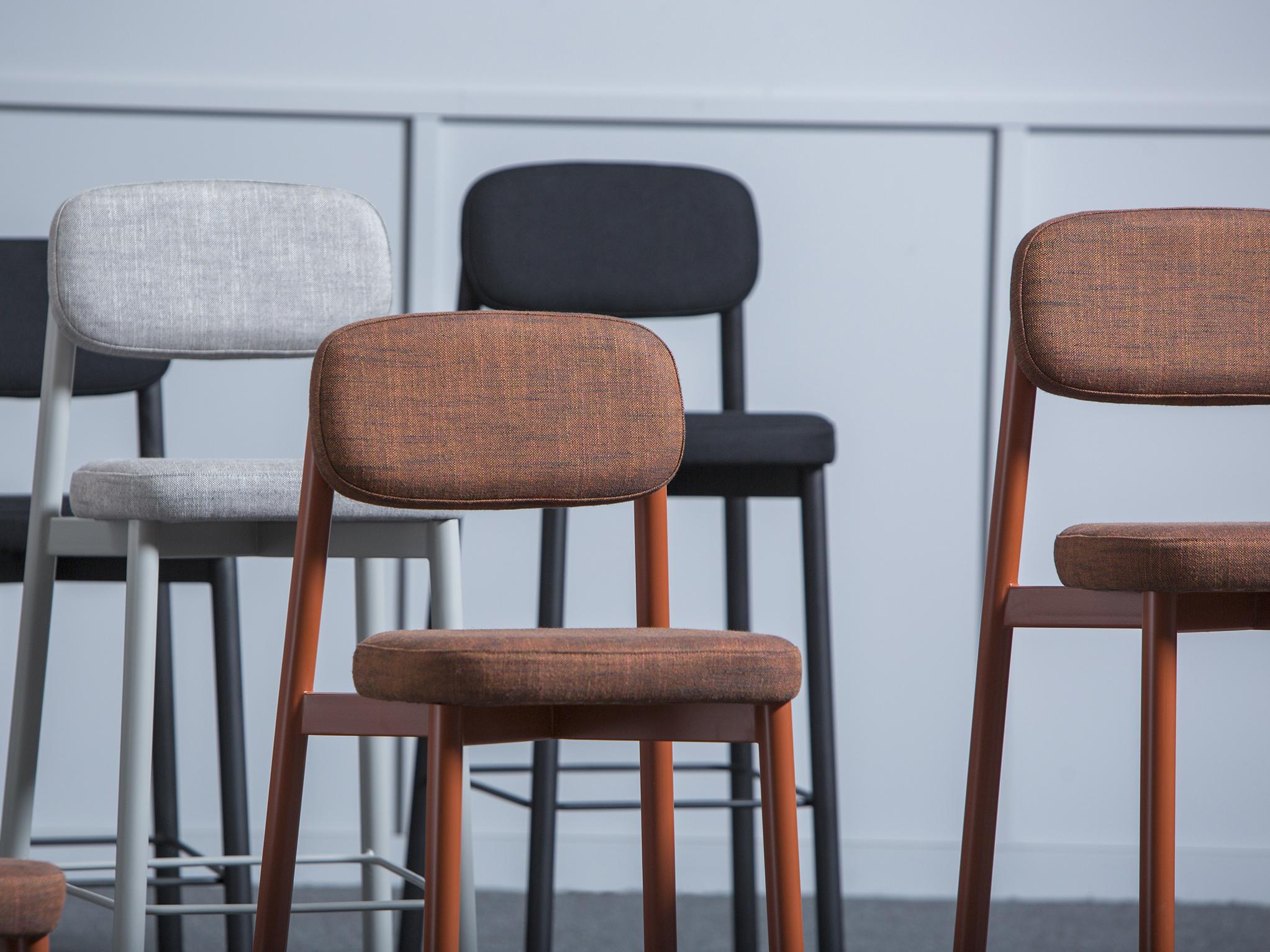XXIe siècle et contemporain Ensemble de 6 chaises de comptoir 65 cm rouge brique de Kann Design en vente
