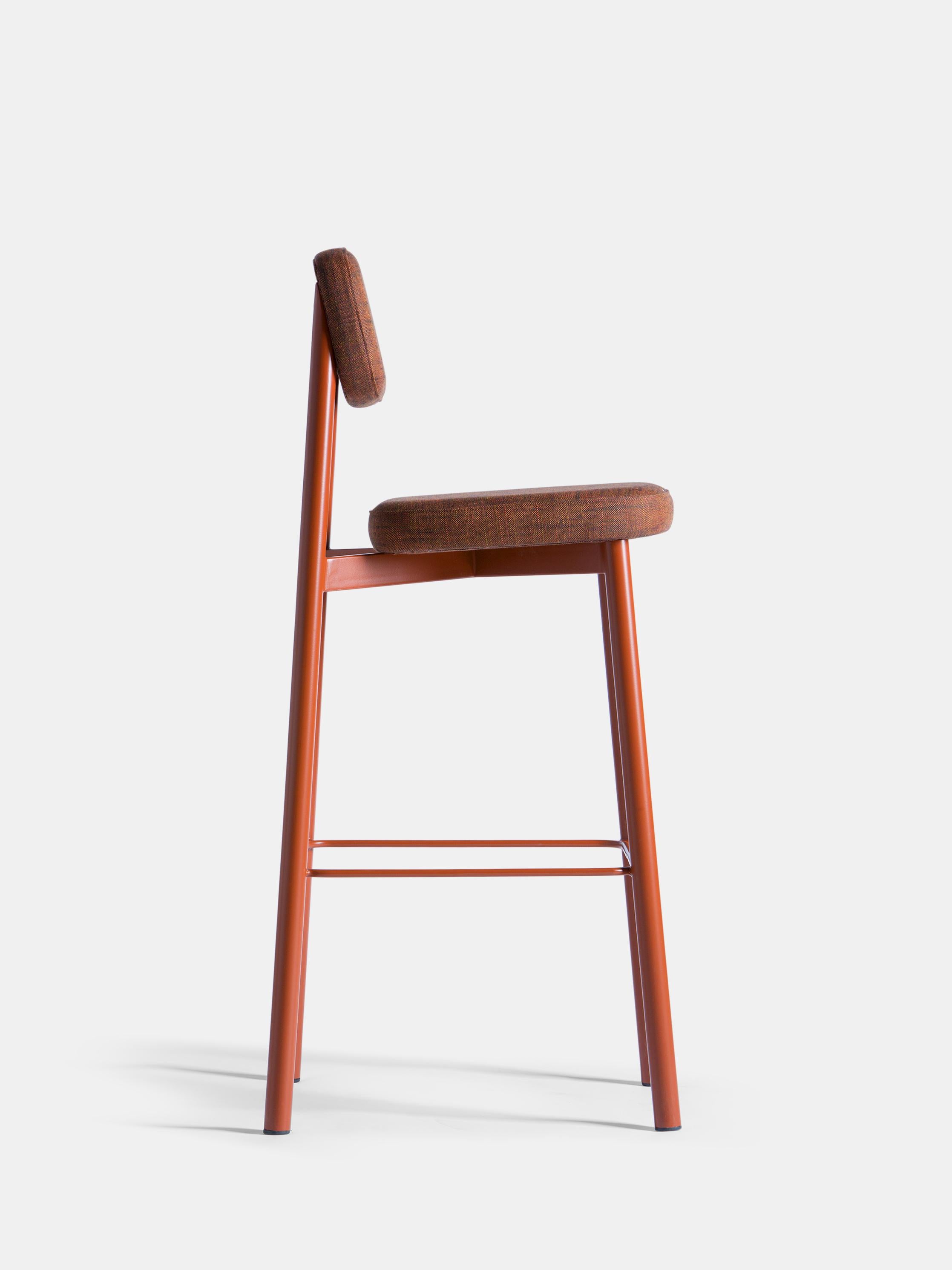 Set di 6 sedie da banco Residence 75 rosso mattone di Kann Design
Dimensioni: D 50 x L 46 x H 103 cm.
Materiali: Tubo d'acciaio, schiuma HR, rivestimento in tessuto Sahco Ellis 18 (70% viscosa, 30% lino).
Disponibile in altri colori.

Tutte le