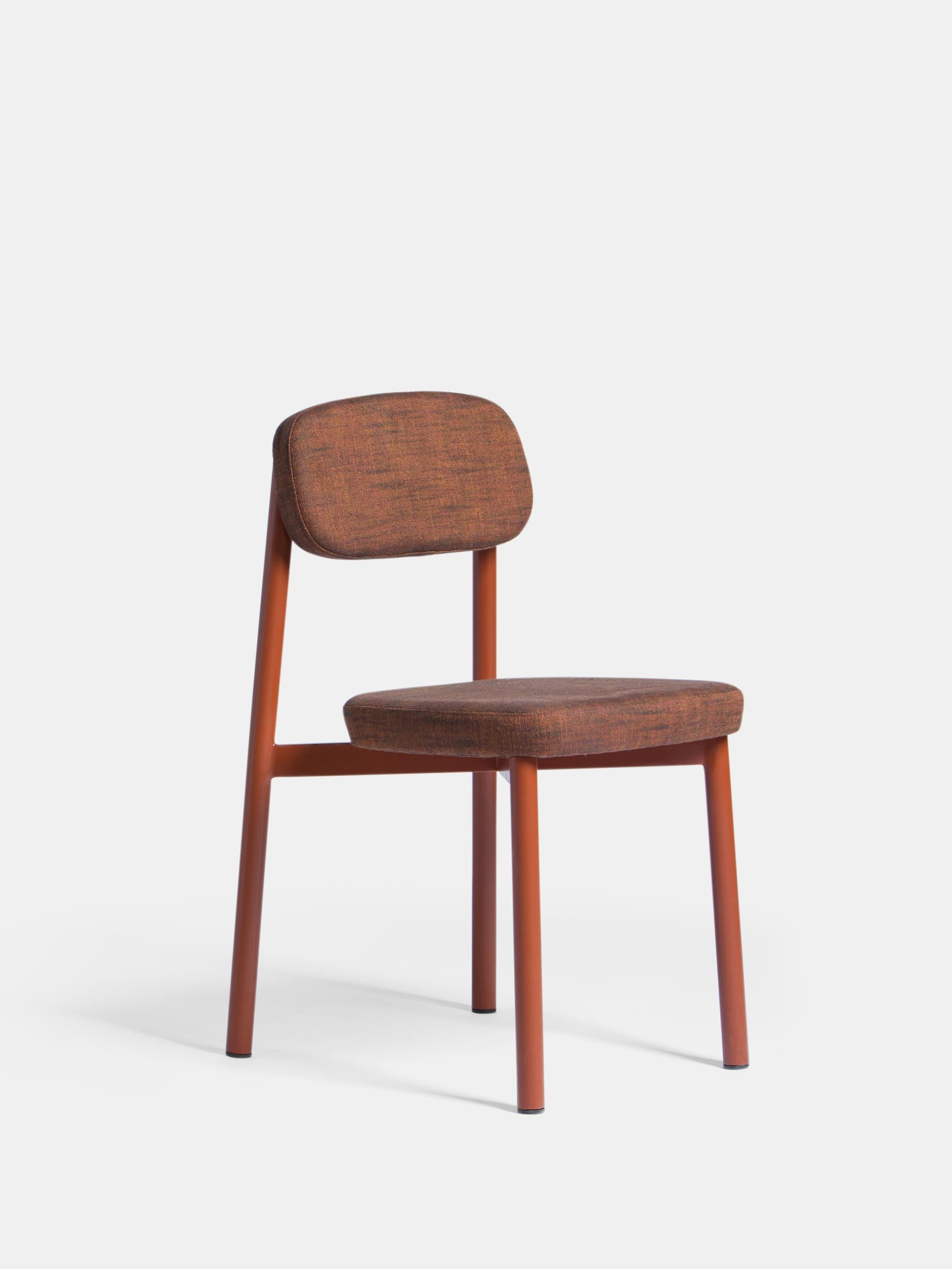 Ensemble de 6 chaises de résidence rouge brique par Kann Design
Dimensions : D 43 x L 50 x H 77 cm.
MATERIAL : Tube d'acier, mousse HR, tissu d'ameublement Sahco Ellis 18 (11 % viscose, 30 % lin).
Disponible dans d'autres couleurs.

Tous les sièges