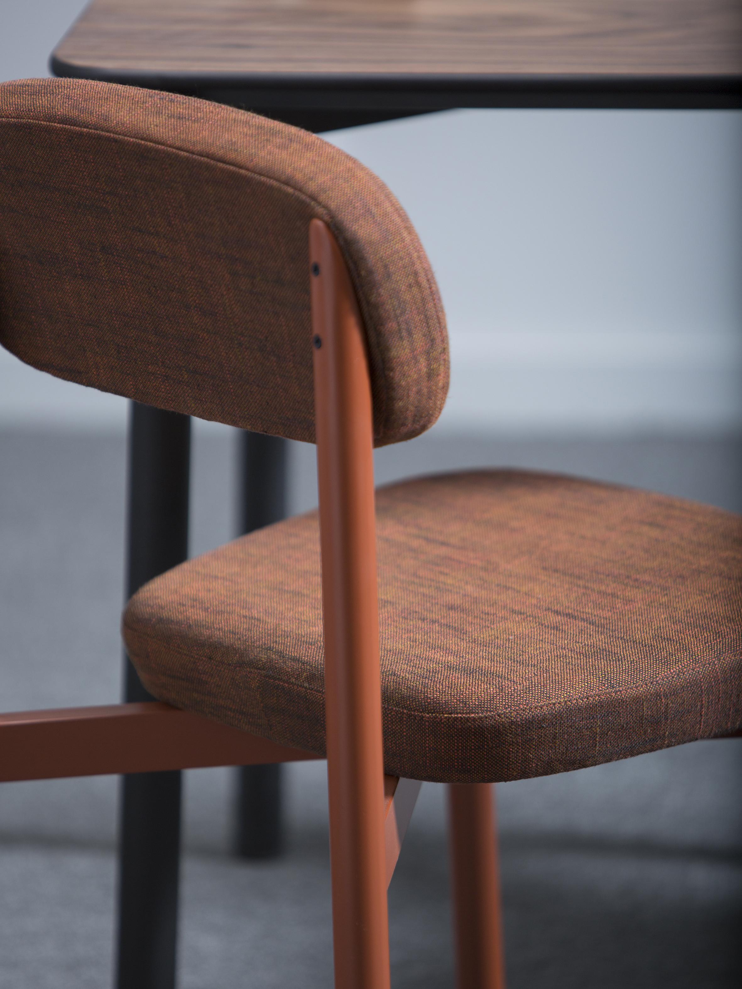 Français Ensemble de 6 chaises de résidence rouge brique par Kann Design en vente