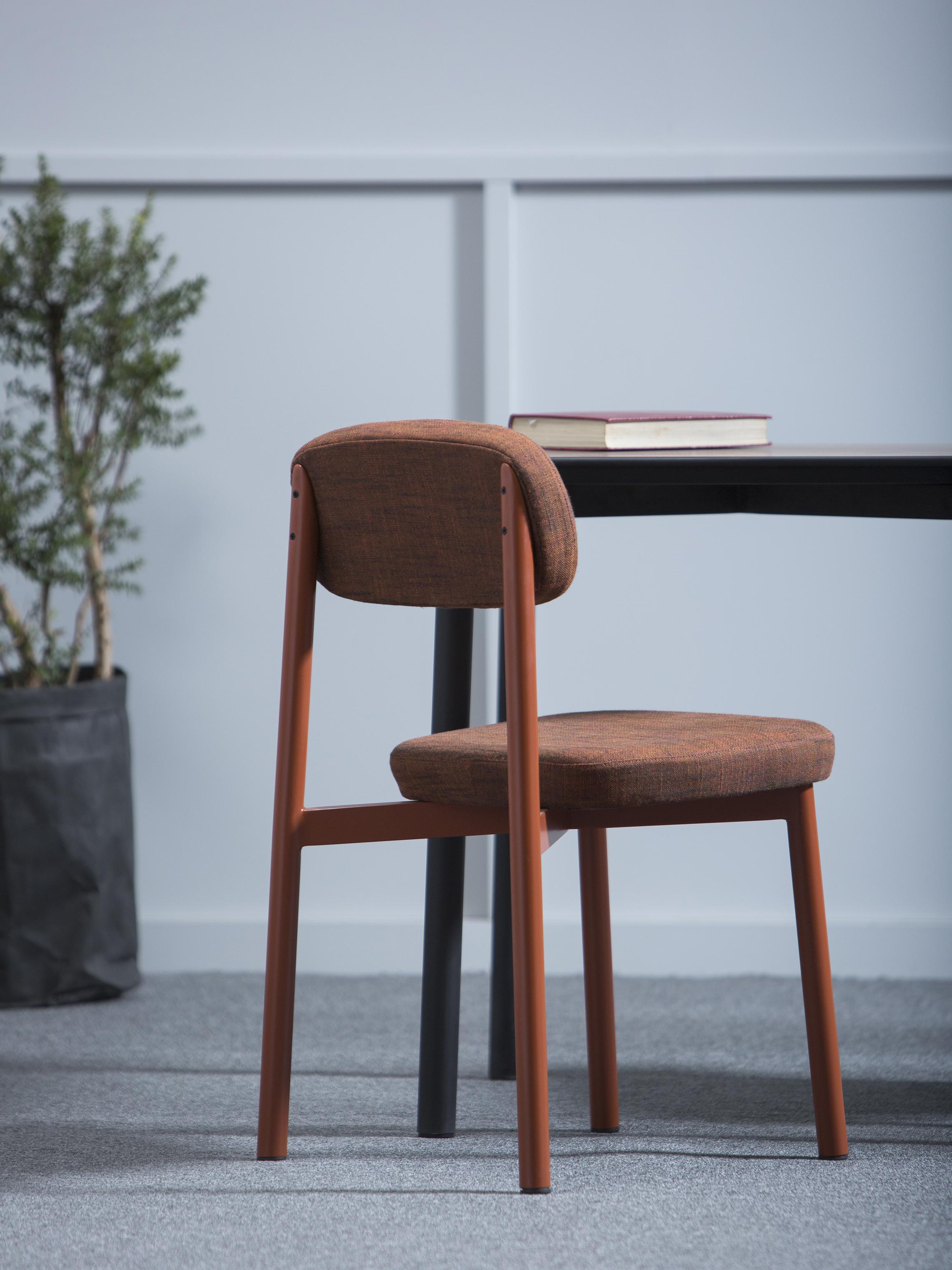 Ensemble de 6 chaises de résidence rouge brique par Kann Design Neuf - En vente à Geneve, CH