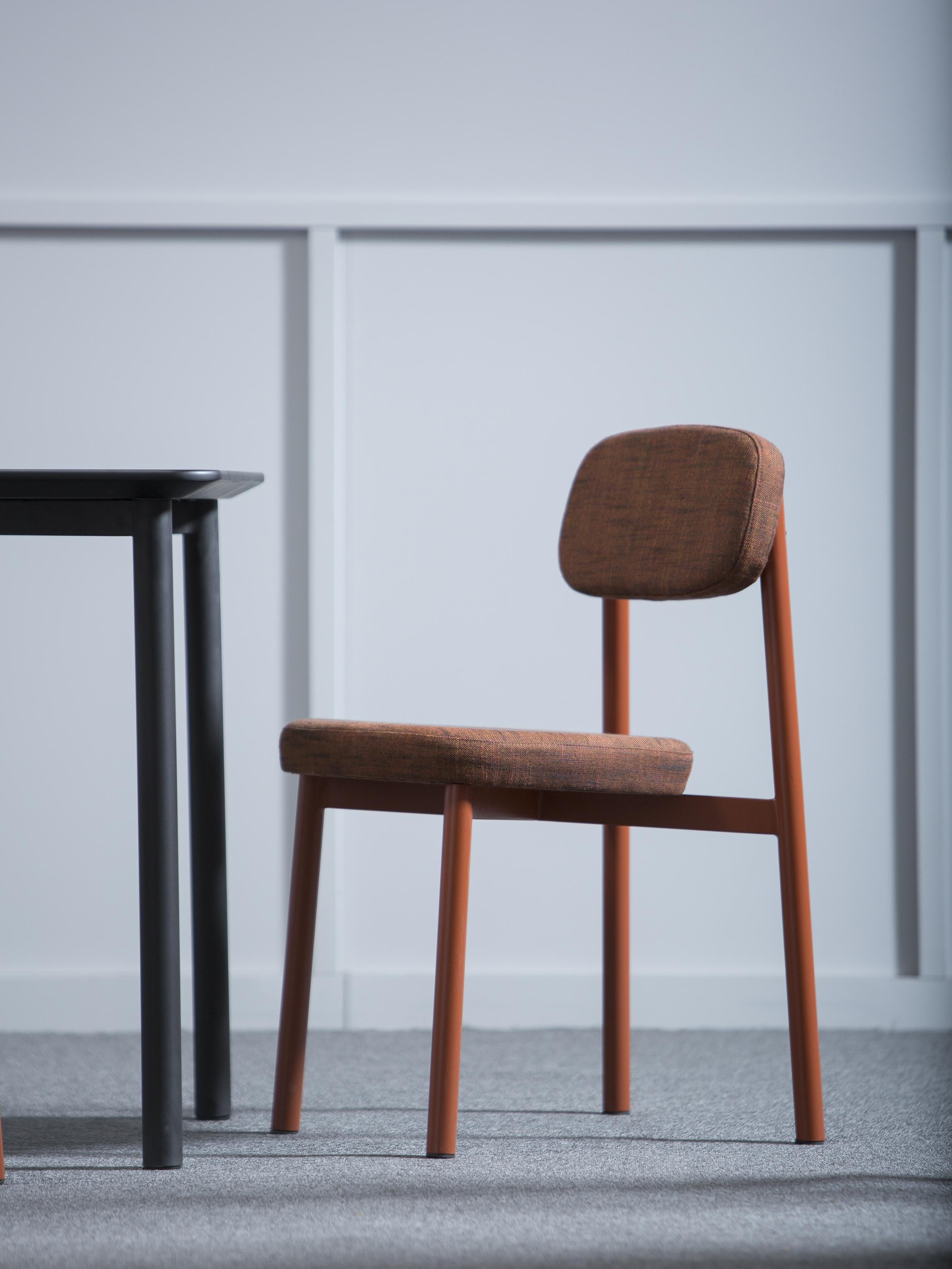 XXIe siècle et contemporain Ensemble de 6 chaises de résidence rouge brique par Kann Design en vente