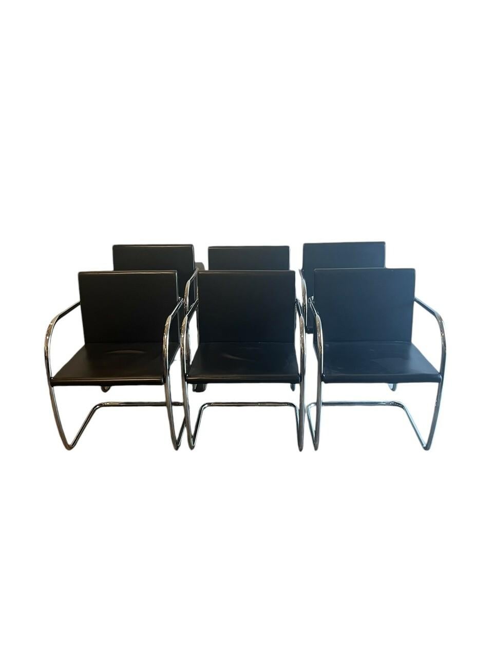 Set di 6 sedie in pelle Brno Tubular Thin Pad. Si tratta del modello 245A progettato da Mies Van Der Rohe nel 1929. Inoltre, sono caratterizzati da un design sottile e desiderabile, per un look più elegante e raffinato. Questo set è Made in Italy
