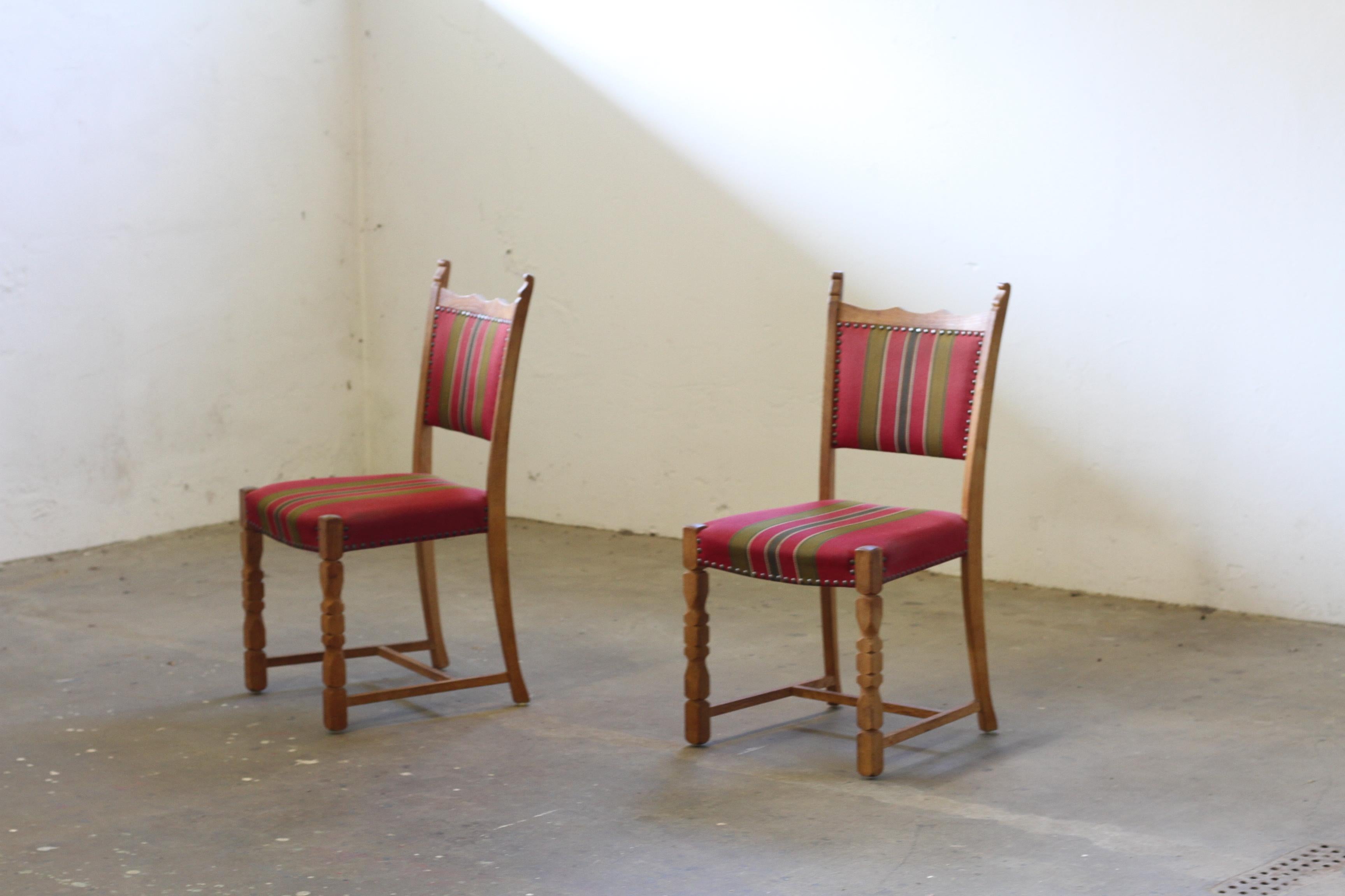 Metà XX secolo set di 6 sedie da pranzo moderne danesi Brualist in Oak, stile Henning Kjærnulf in vendita