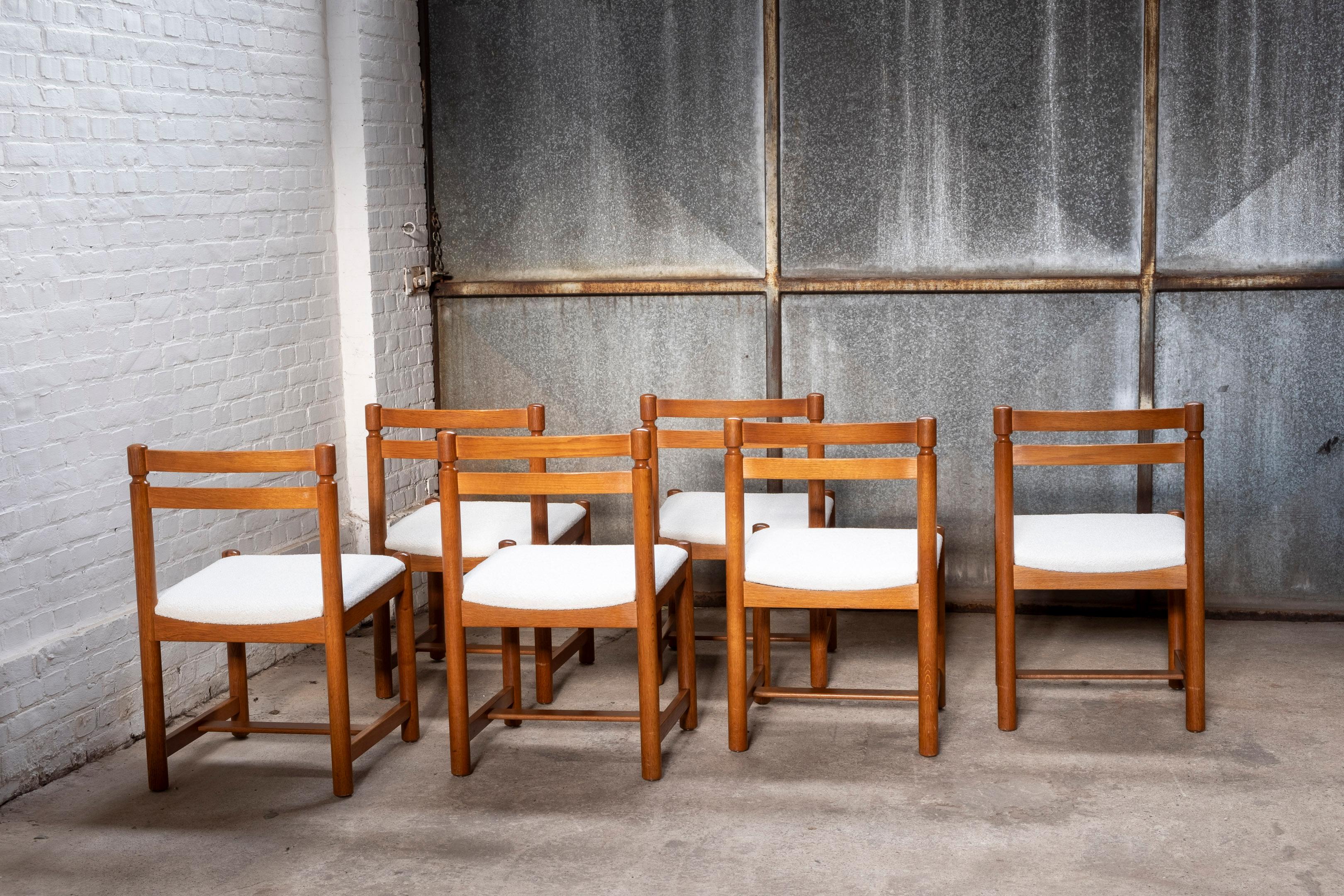 European Set of 6 Brutalist chairs in Oak, 1960s For Sale