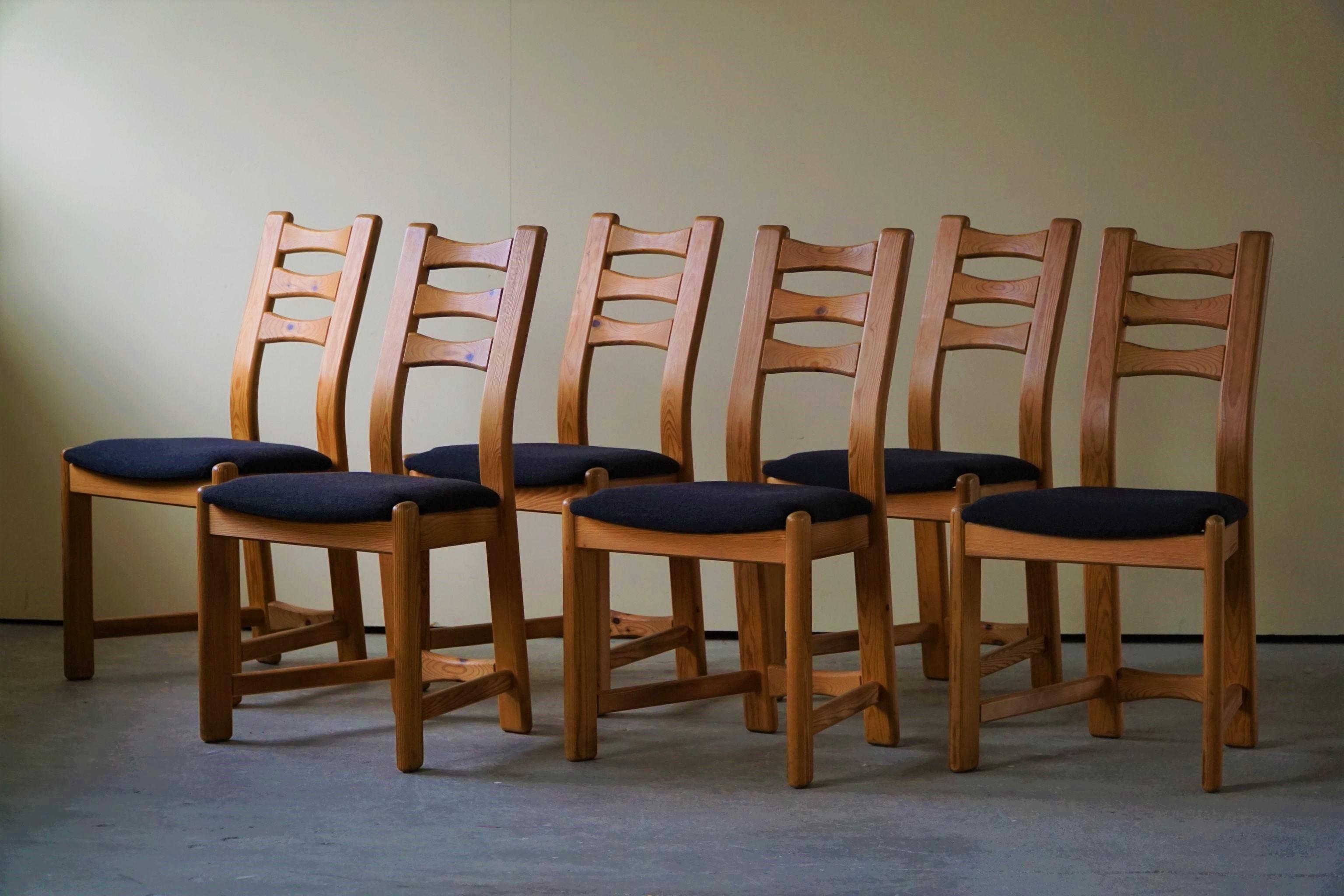 Scandinavian Modern Set of 6 Brutalist Chairs in Pine & Wool, Reupholstered, Danish Modern, 1970s For Sale