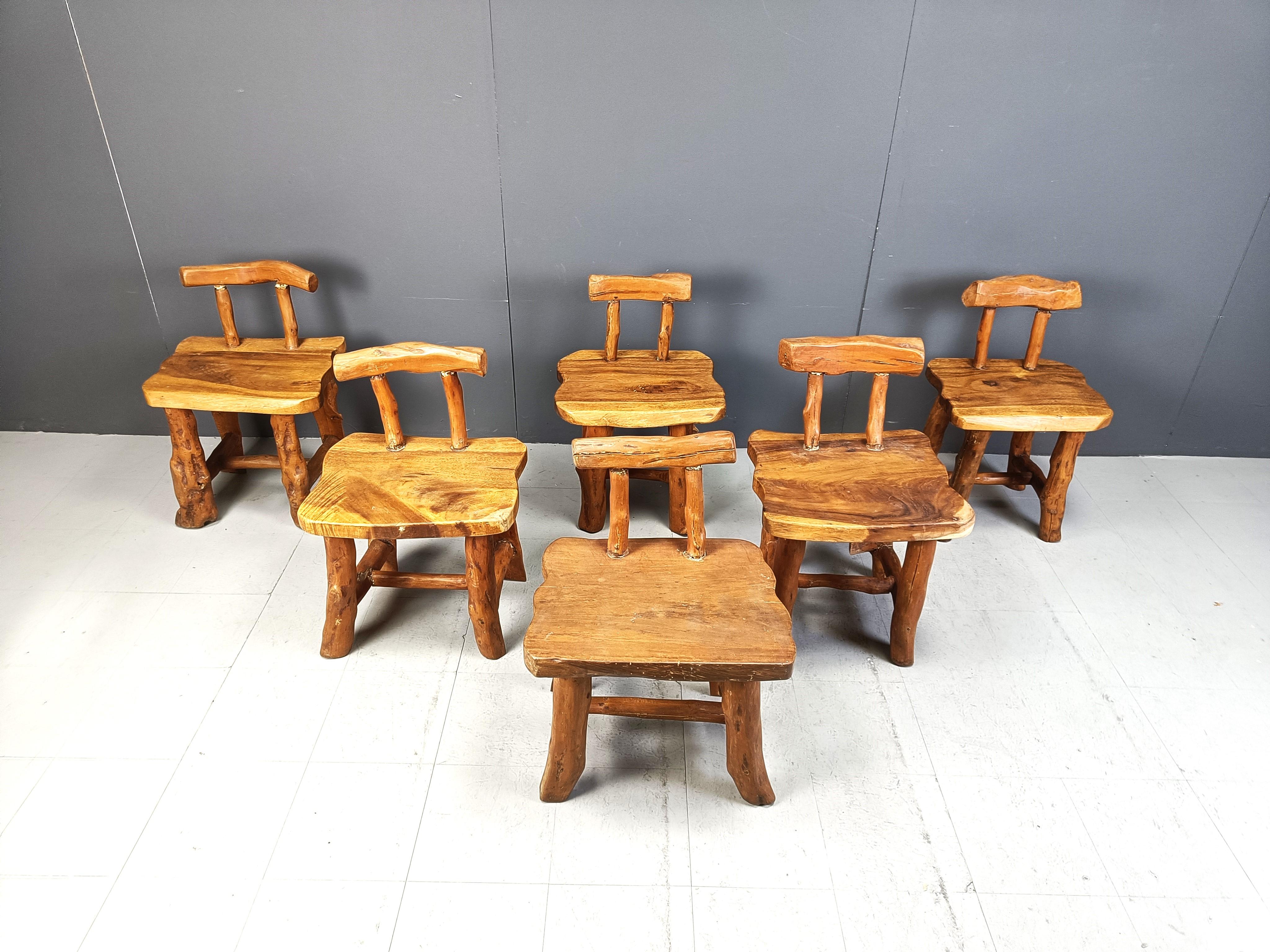 Set di 6 sedie da pranzo brutaliste scultoree realizzate a mano.

Un design molto bello e robusto, tutti realizzati a mano e leggermente diversi tra loro.

Anni '60 - Belgio

Dimensioni:
Altezza: 81 cm
Larghezza: 50 cm
Profondità: 42 cm
Seduta H. H.