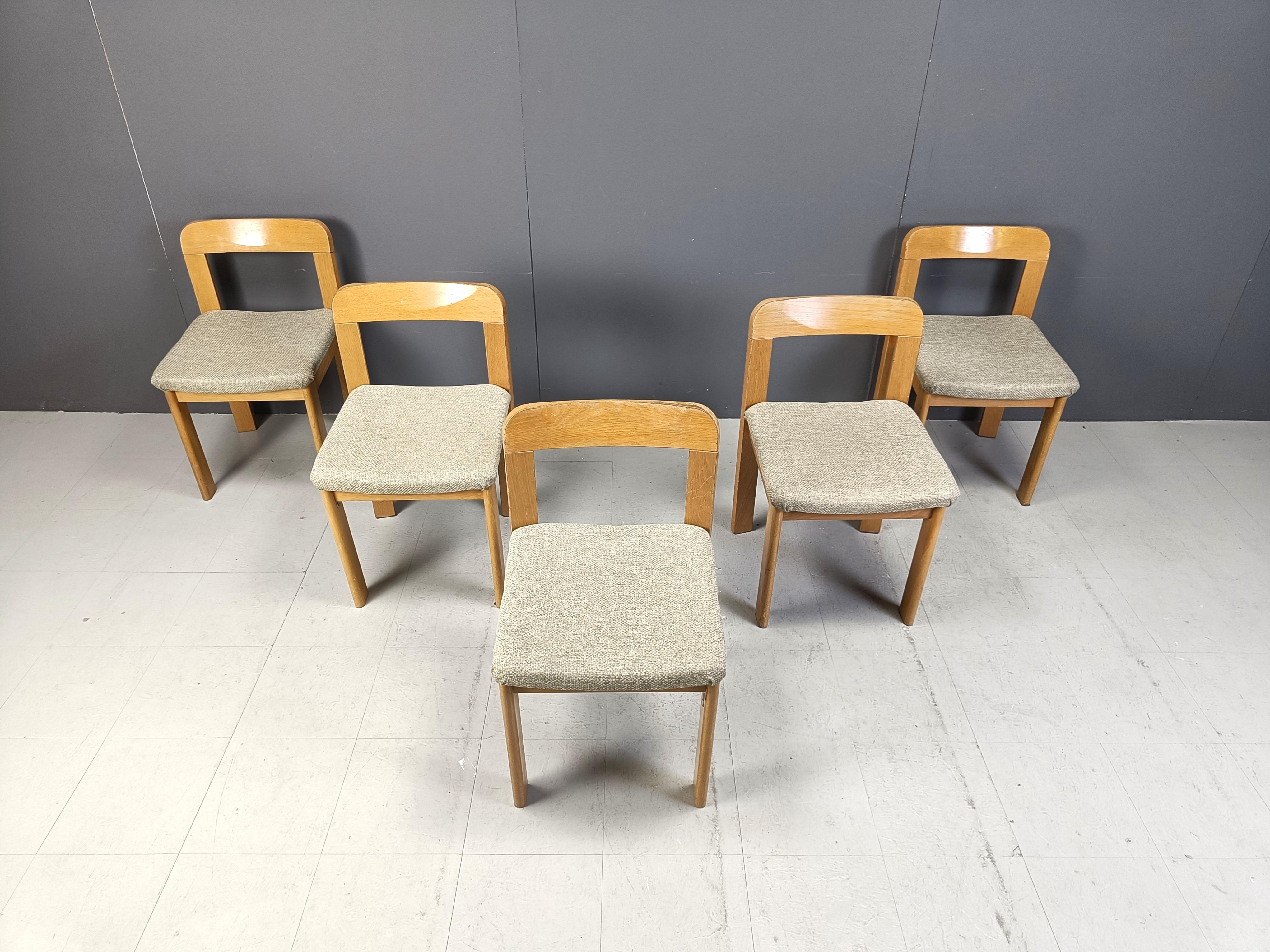 Sedie da pranzo brutaliste di metà secolo con rivestimento originale in tessuto grigio/beige.

Sedie molto robuste e dal design accattivante.

Buone condizioni originali.

anni '70 - Germania

Dimensioni:
Altezza: 80 cm/31,49