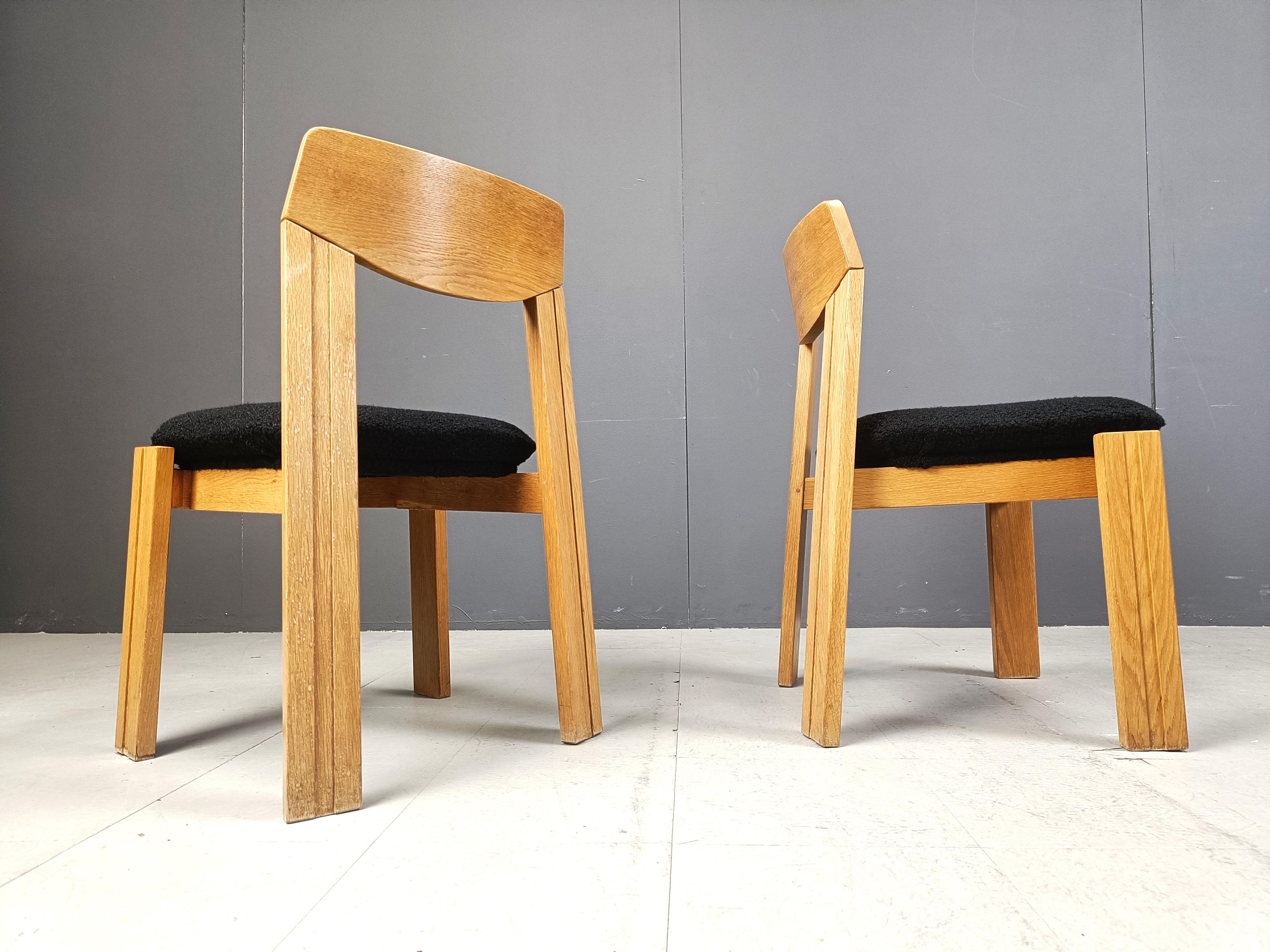 Sedie da pranzo brutaliste di metà secolo con rivestimento recente in comodo tessuto bouclé nero.

Sedie molto robuste e dal design accattivante.

Buone condizioni originali.

Anni '60 - Germania

Dimensioni:
Altezza: 80 cm
Larghezza x profondità: