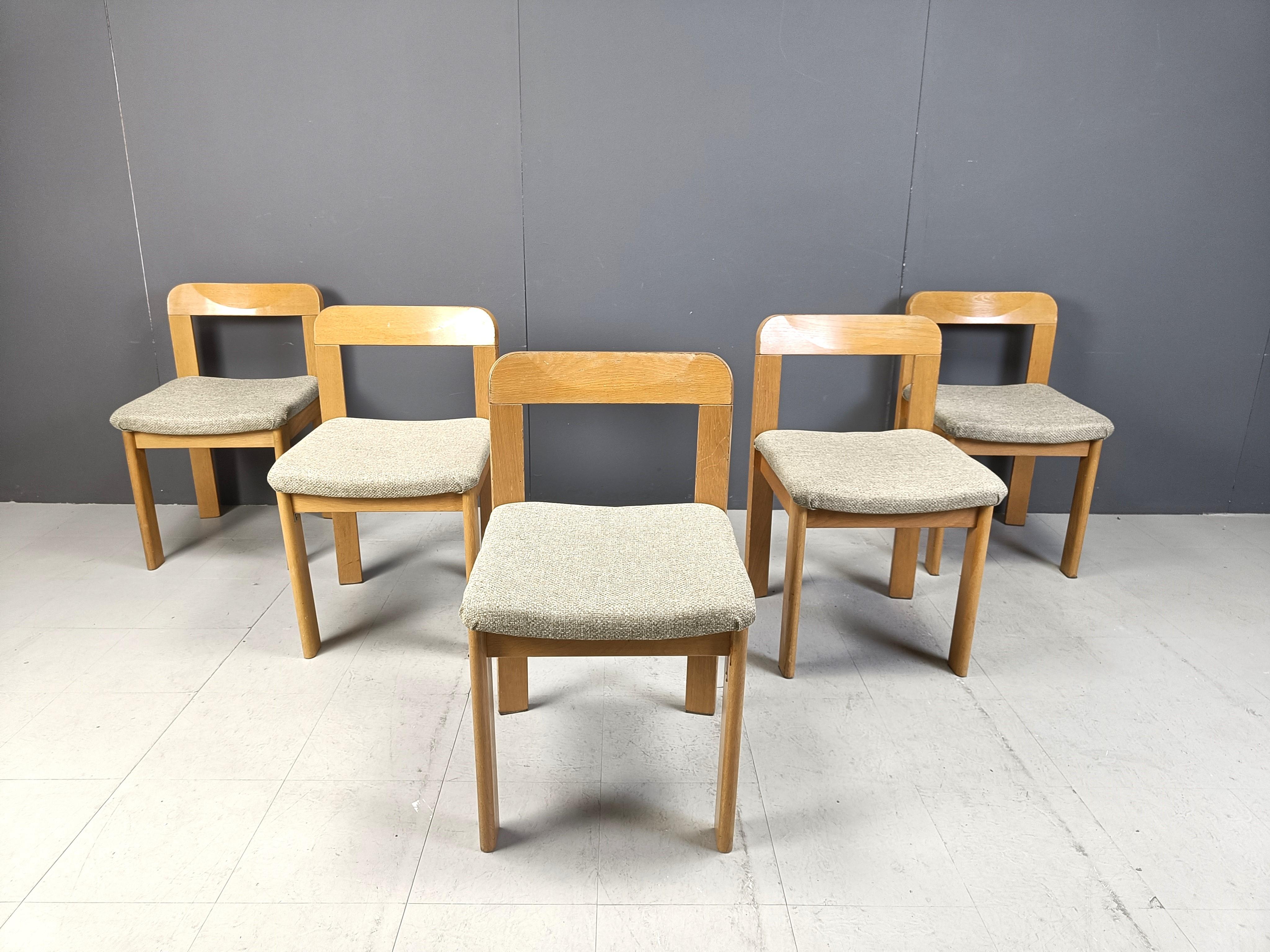 Belga Set di 5 sedie da pranzo brutaliste, anni '70 in vendita