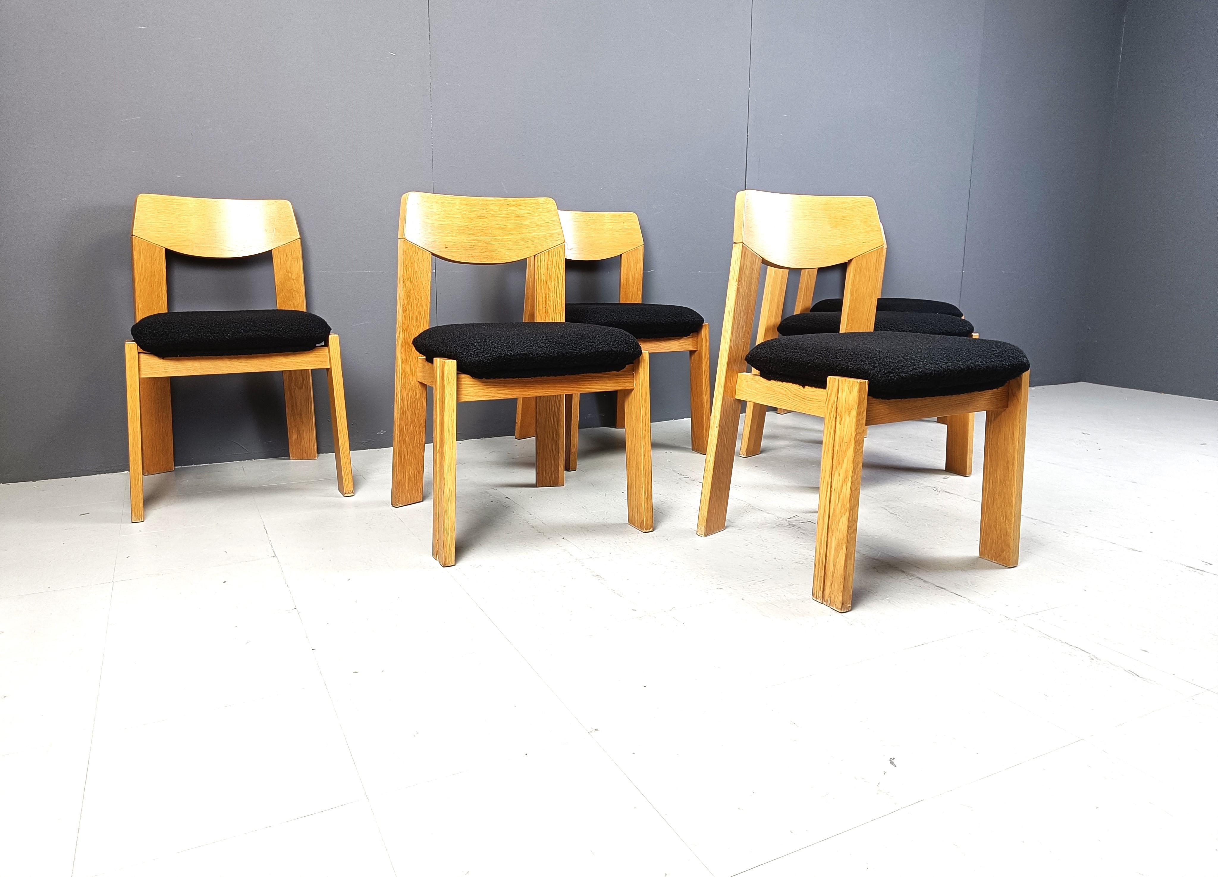 Bouclé Set di 6 sedie da pranzo brutaliste, anni '70 in vendita