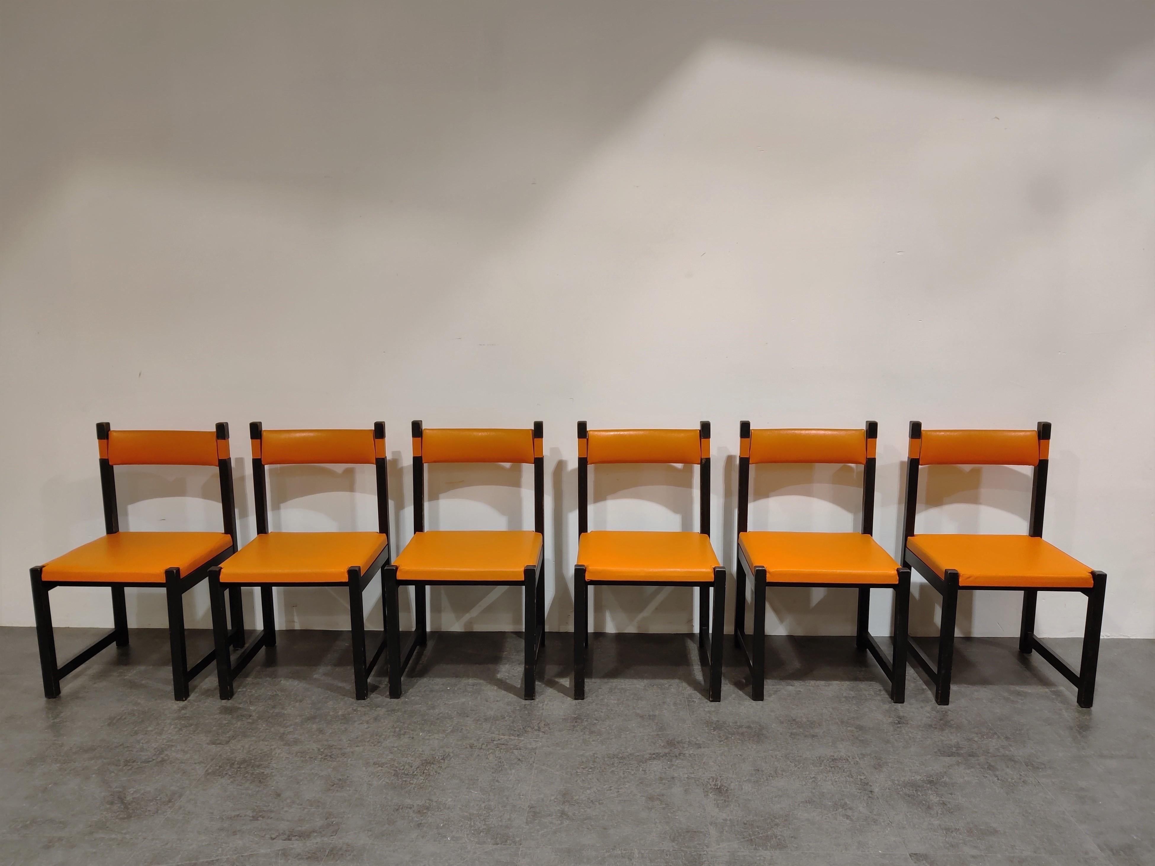 Vintage orange leather and stained oak dining chairs designed by Emiel Veranneman and produced by Decoene.

Timeless brutalist design with a very sturdy frame.

1970s - Belgium

Good condition

Measures: Height: 86cm/39.37