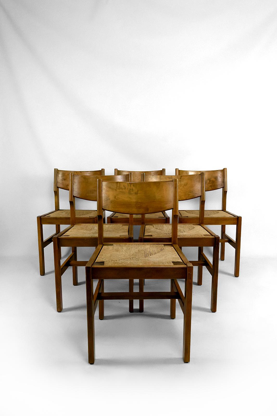 Set of 6 brutalist Elm chairs with mulched seats, Maison Regain, Circa 1960


Set of 6 dining room chairs in solid blond elm and straw-covered seats.

Brutalist / Organic Modern style, France, circa 1960-1970.

By Maison Regain.
In the style of the