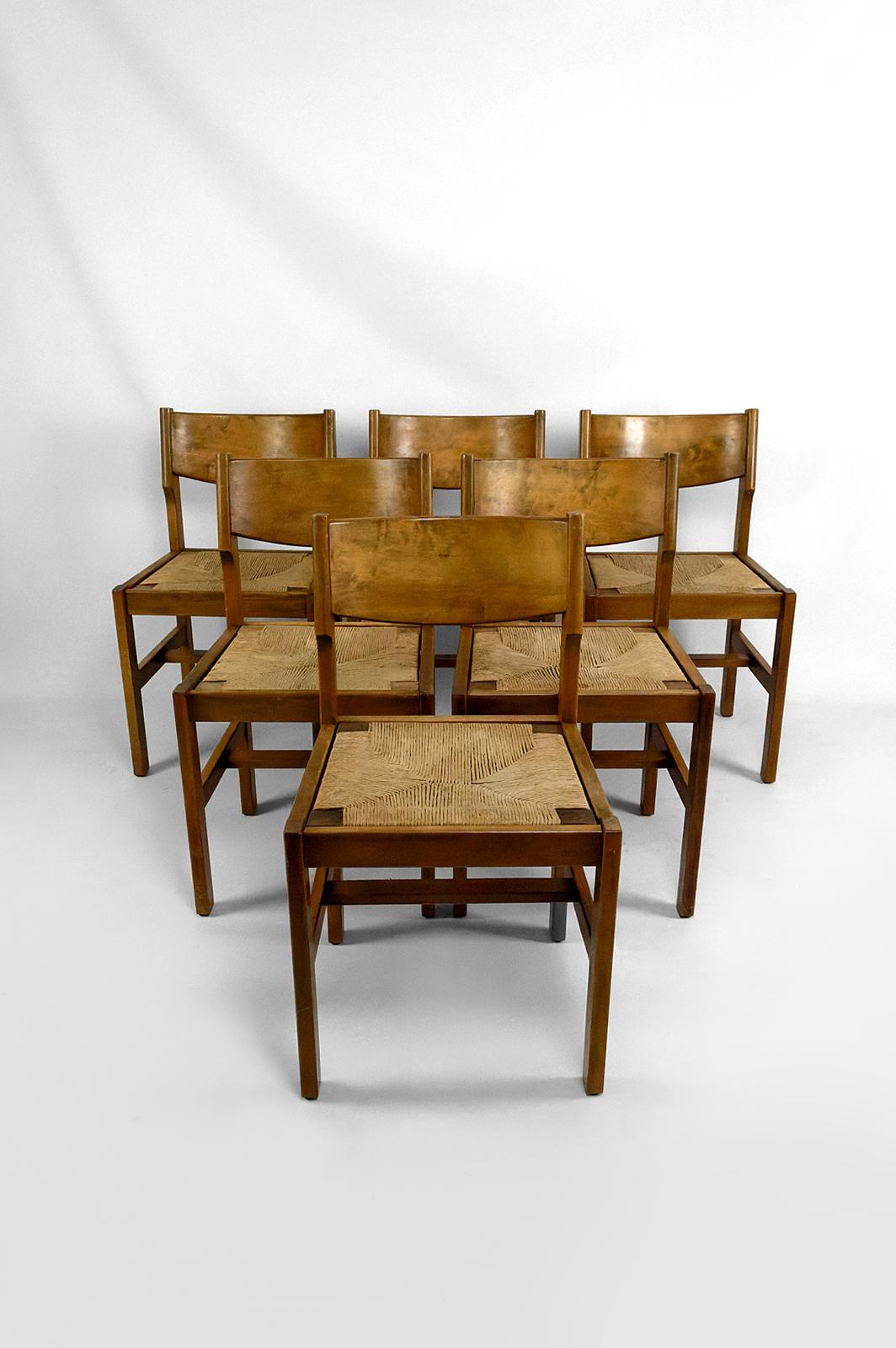 Organique Ensemble de 6 chaises brutalistes en orme avec assise en paillis, Maison Regain, Circa 1960 en vente