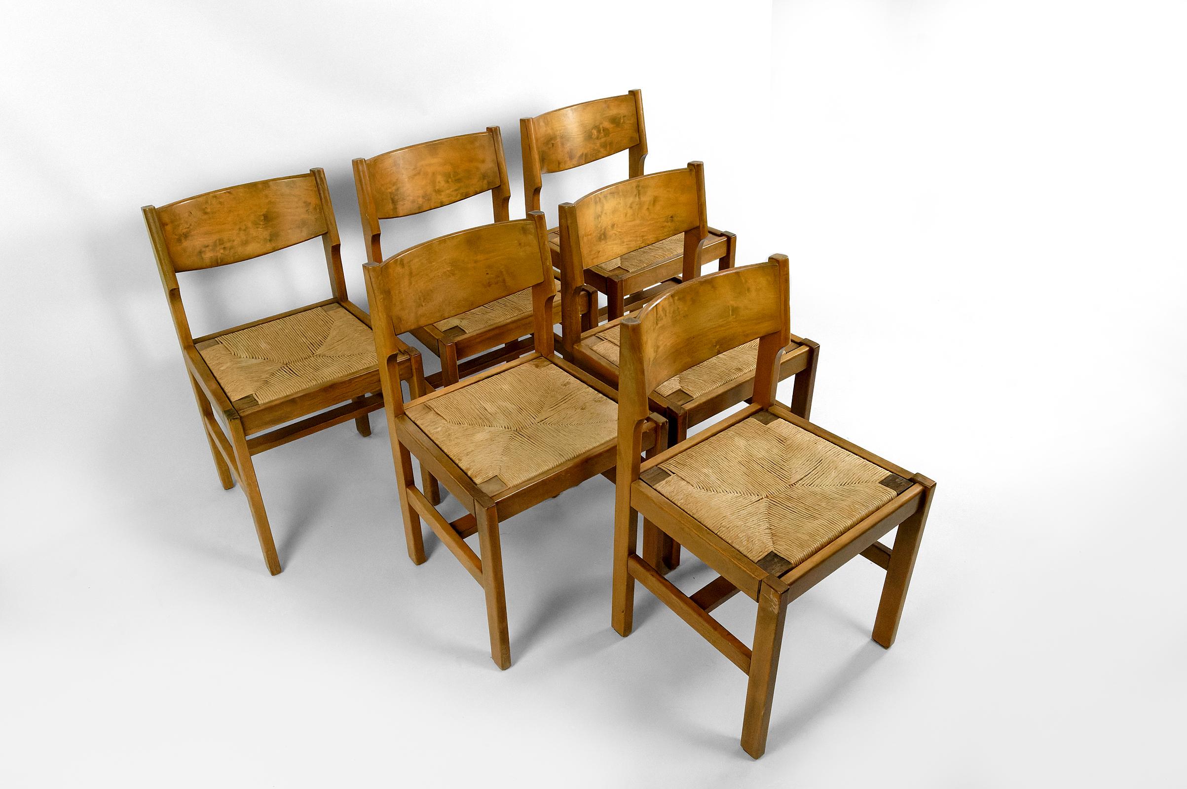 Français Ensemble de 6 chaises brutalistes en orme avec assise en paillis, Maison Regain, Circa 1960 en vente