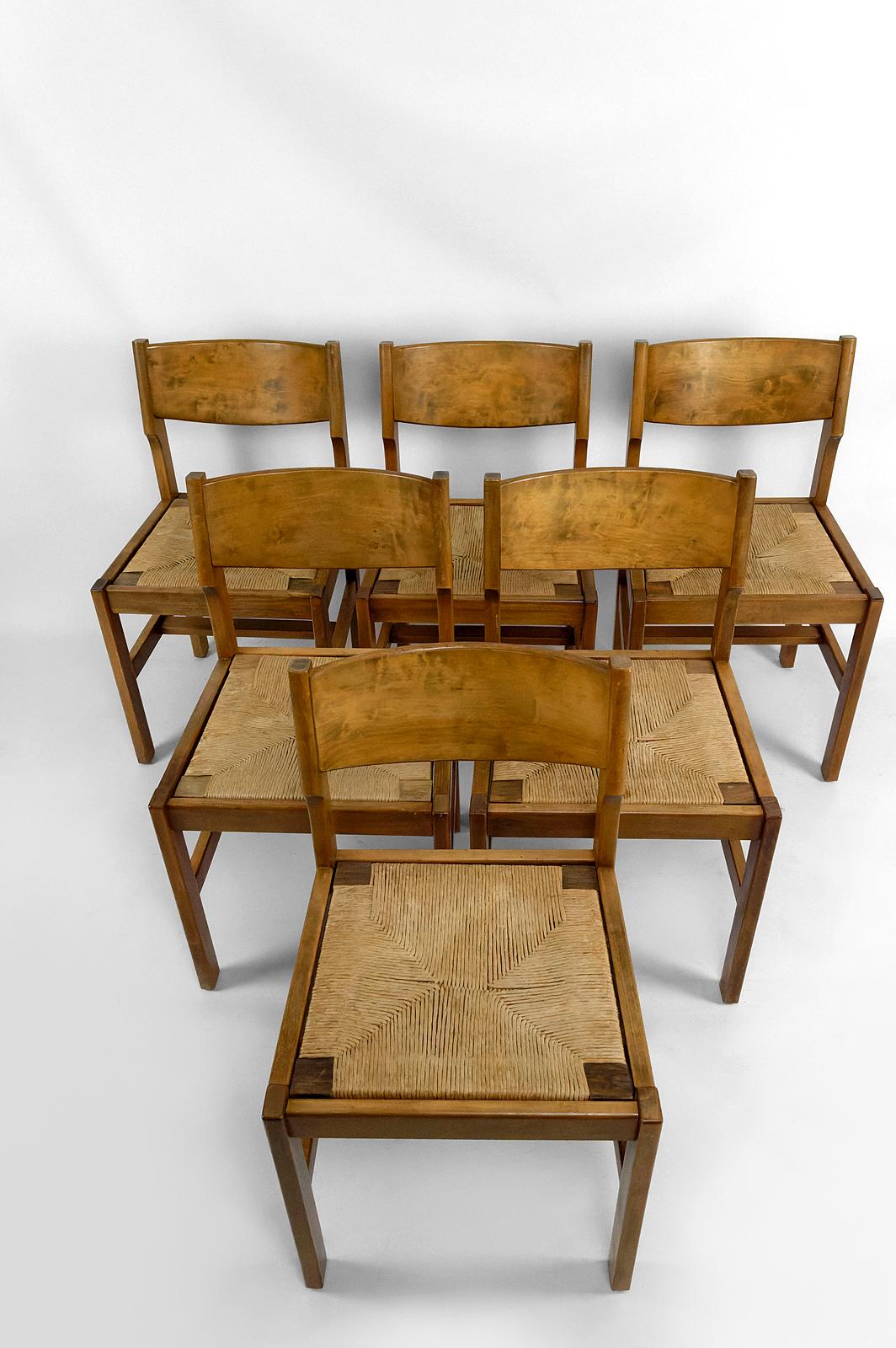 Ensemble de 6 chaises brutalistes en orme avec assise en paillis, Maison Regain, Circa 1960 Bon état - En vente à VÉZELAY, FR