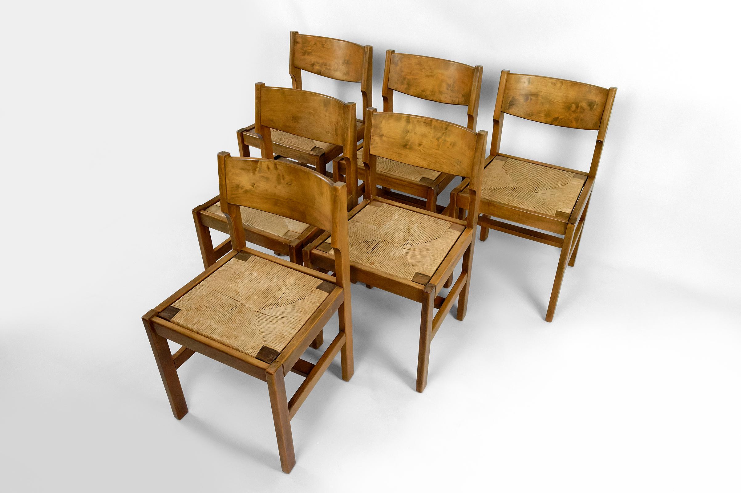 Milieu du XXe siècle Ensemble de 6 chaises brutalistes en orme avec assise en paillis, Maison Regain, Circa 1960 en vente
