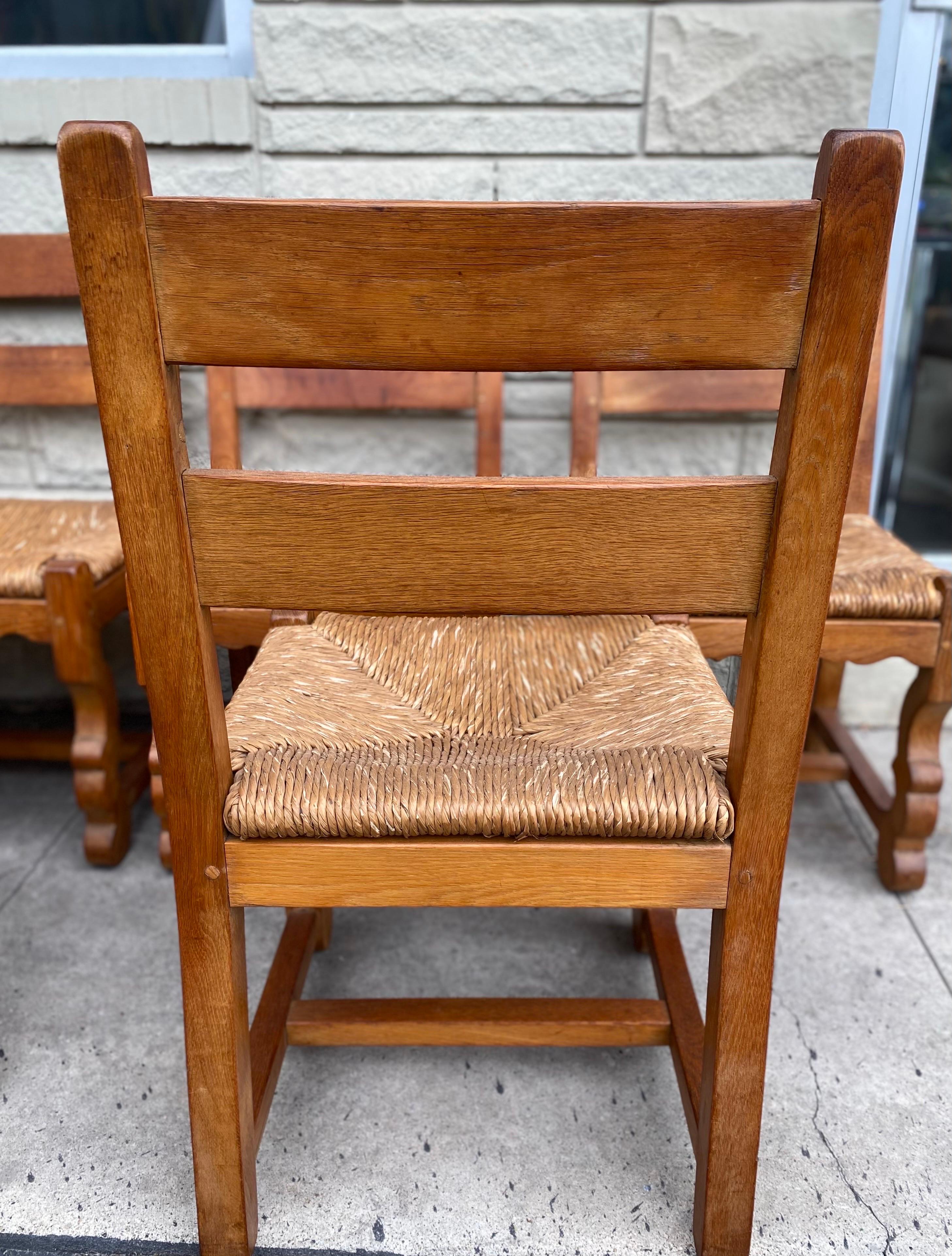 Français Ensemble de 6 chaises de salle à manger brutalistes en chêne et jonc, vers les années 1960, France en vente