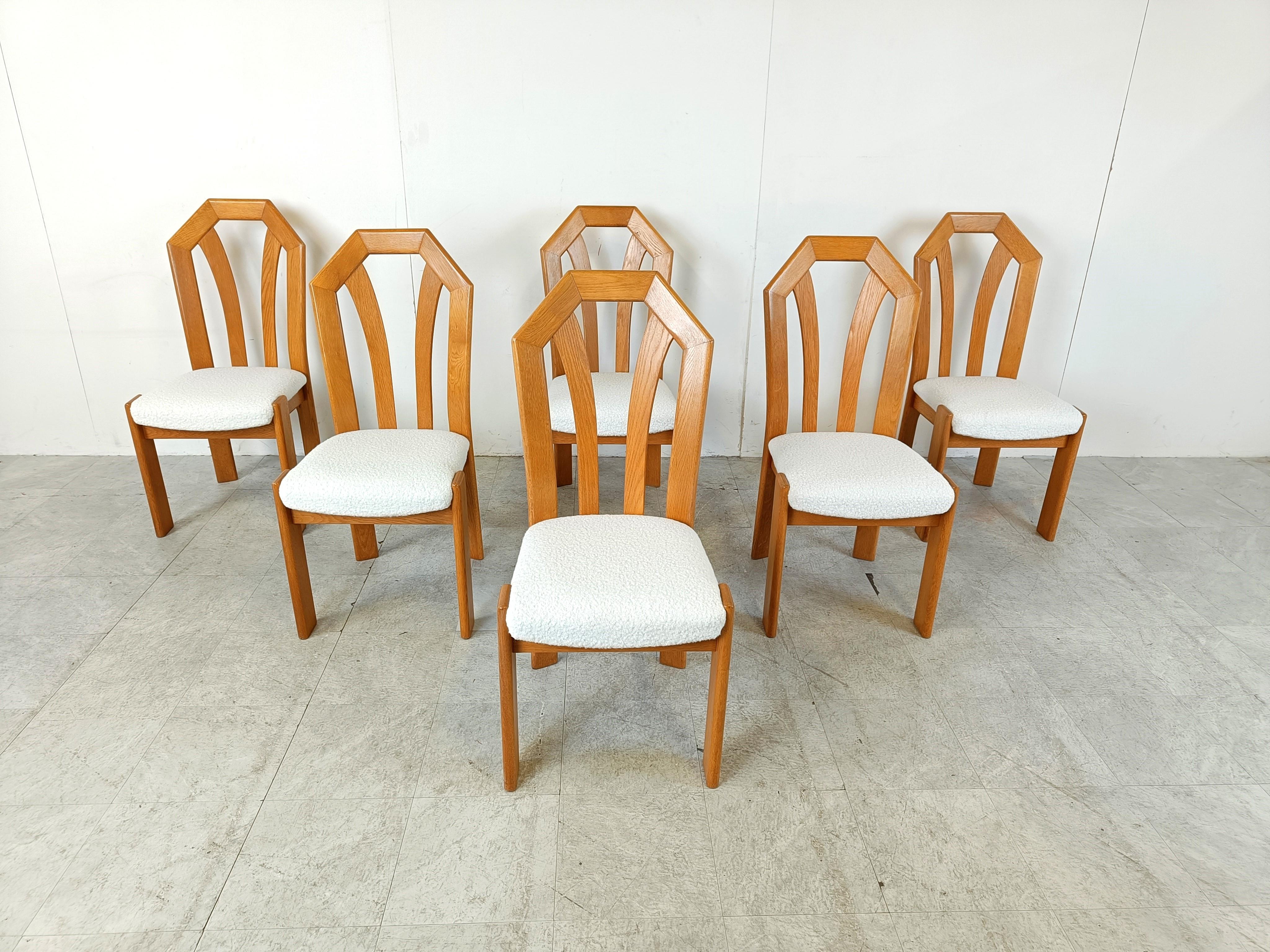 Brutalist dining chairs with a bentwood oak frame and reupholstered white bouclé seats.

The white upholstery gives the chairs a nice fresh and contrasting look

Good condition

1970s - Belgium

Good condition

Height: 100cm/39.37