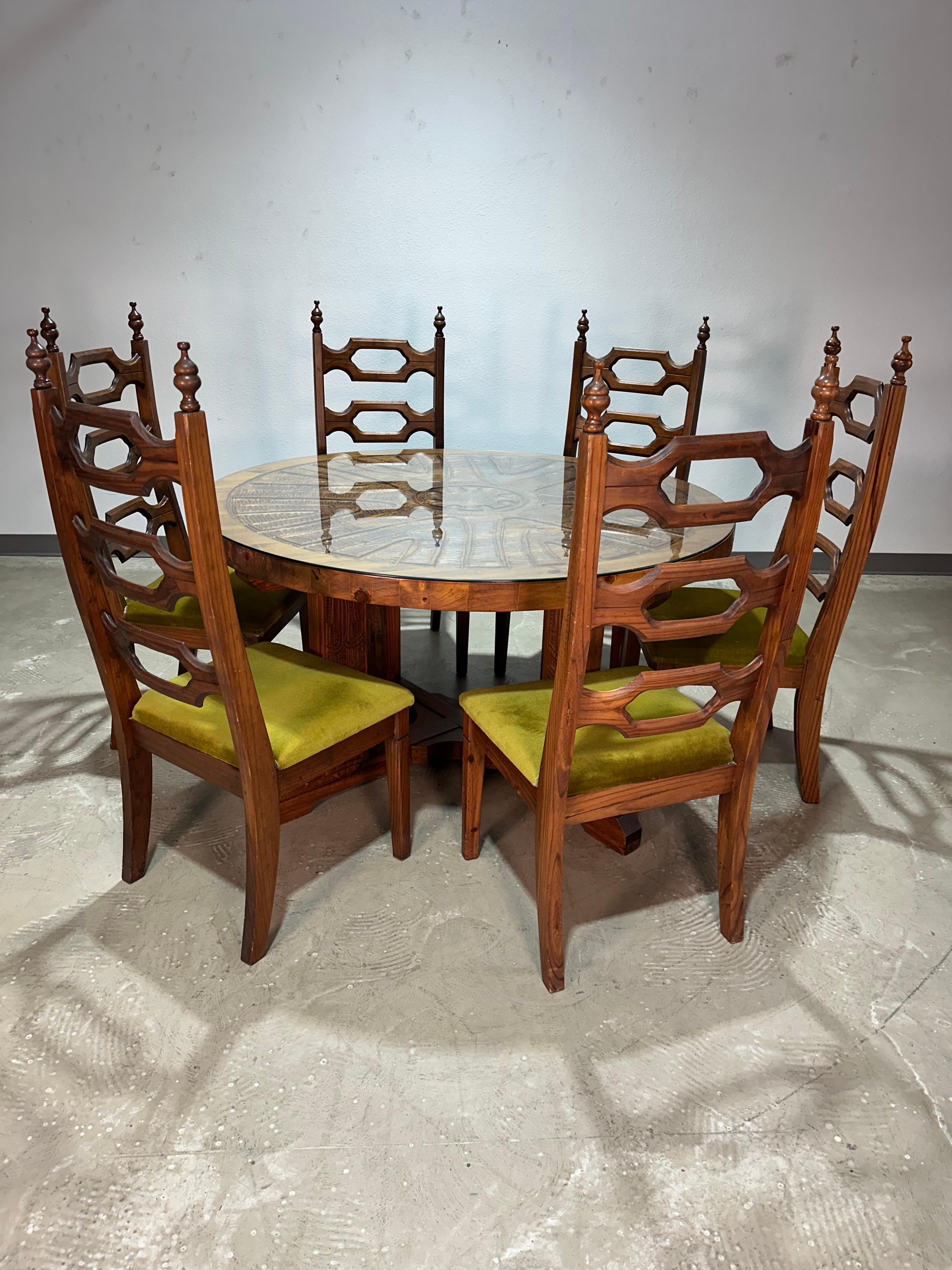 Ensemble de 6 chaises de salle à manger vintage brutaliste du milieu du siècle. Un ensemble inhabituel et rare de chaises en pin avec une tapisserie d'origine en velours vert fabriquée par Aquarius Industries en Afrique du Sud, achetée par le