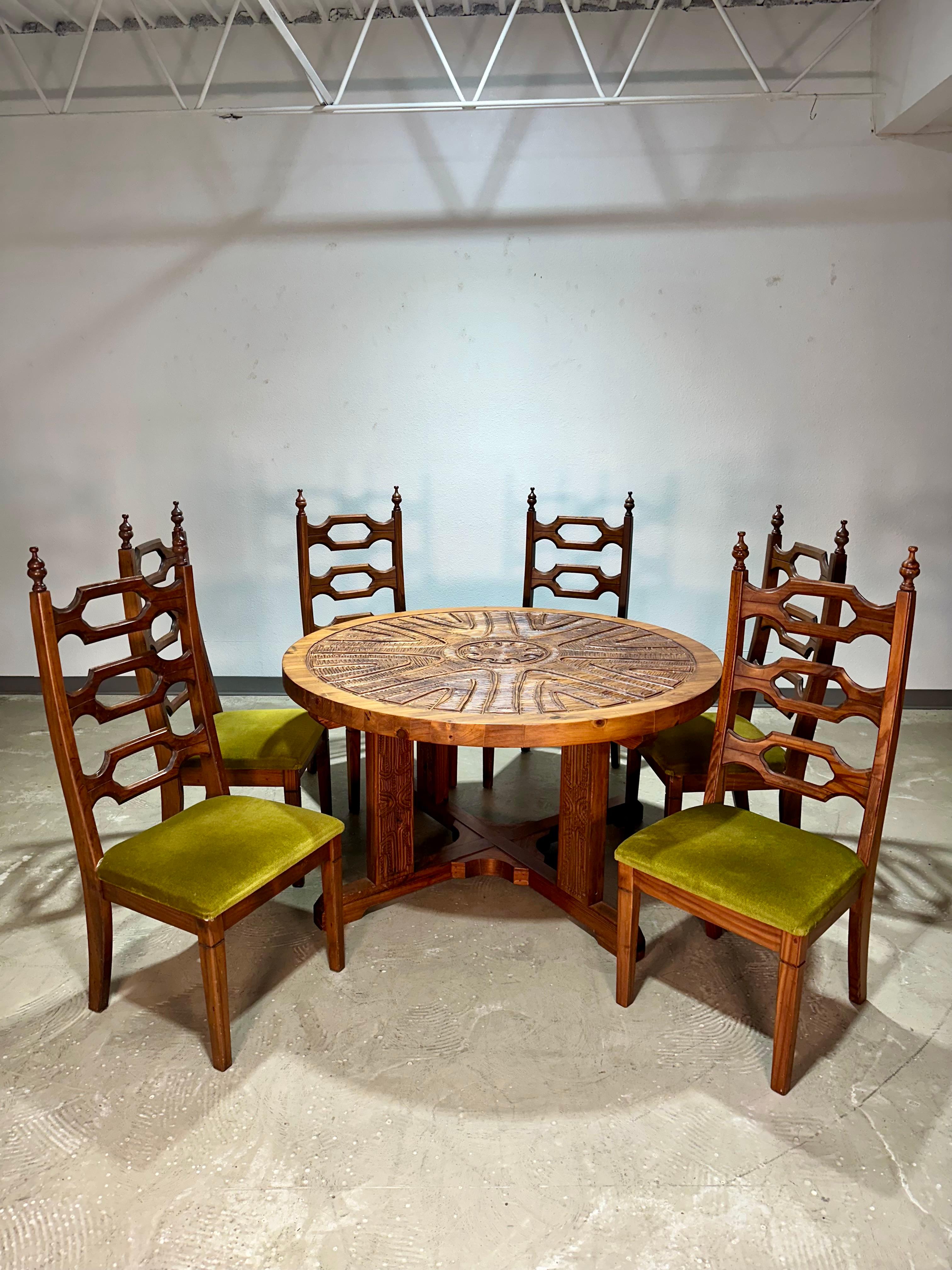 Brutalisme Ensemble de 6 chaises de salle à manger en pin brutalistes sculptées par Aquarius Afrique du Sud en vente