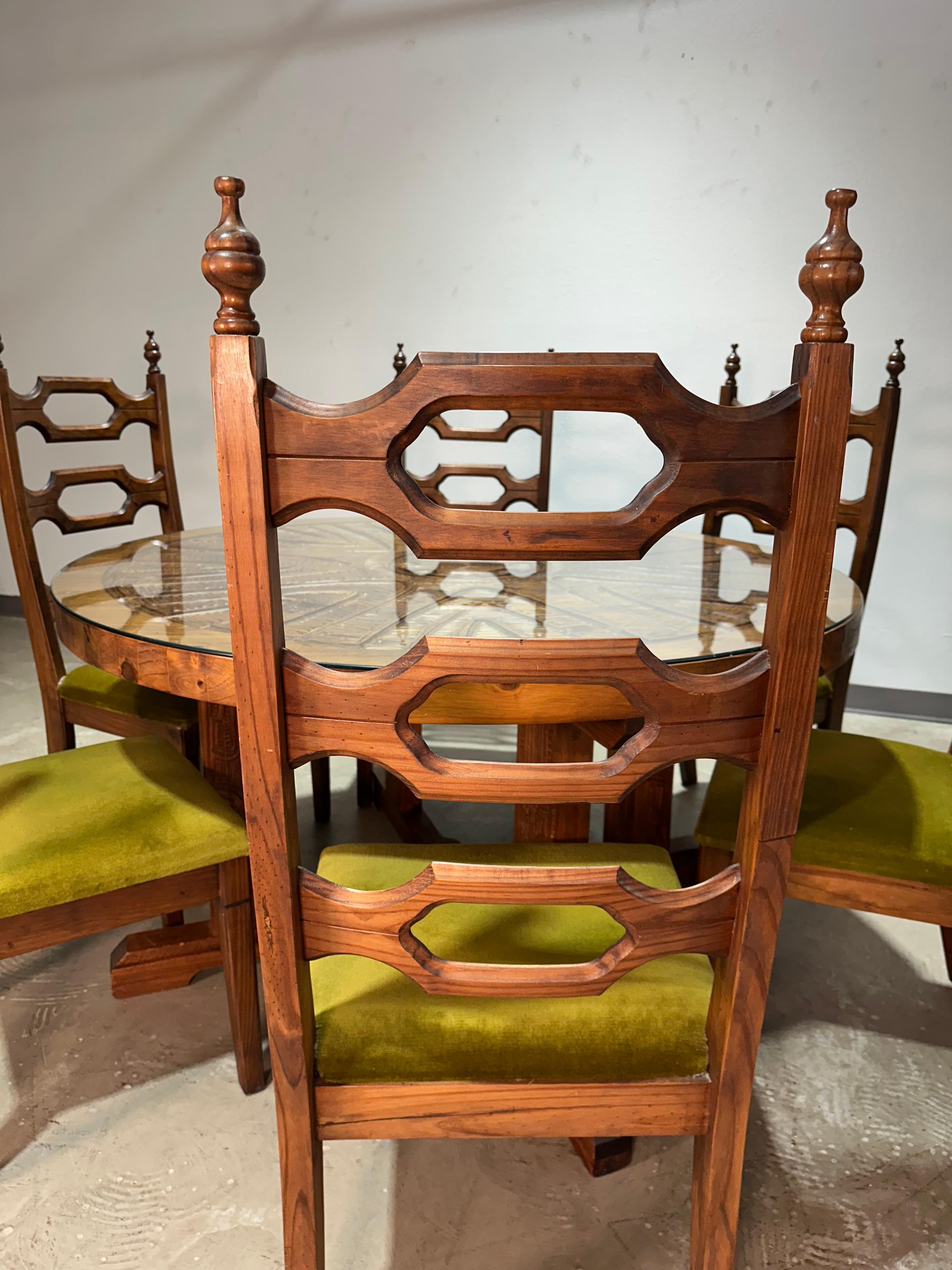 Sud-africain Ensemble de 6 chaises de salle à manger en pin brutalistes sculptées par Aquarius Afrique du Sud en vente