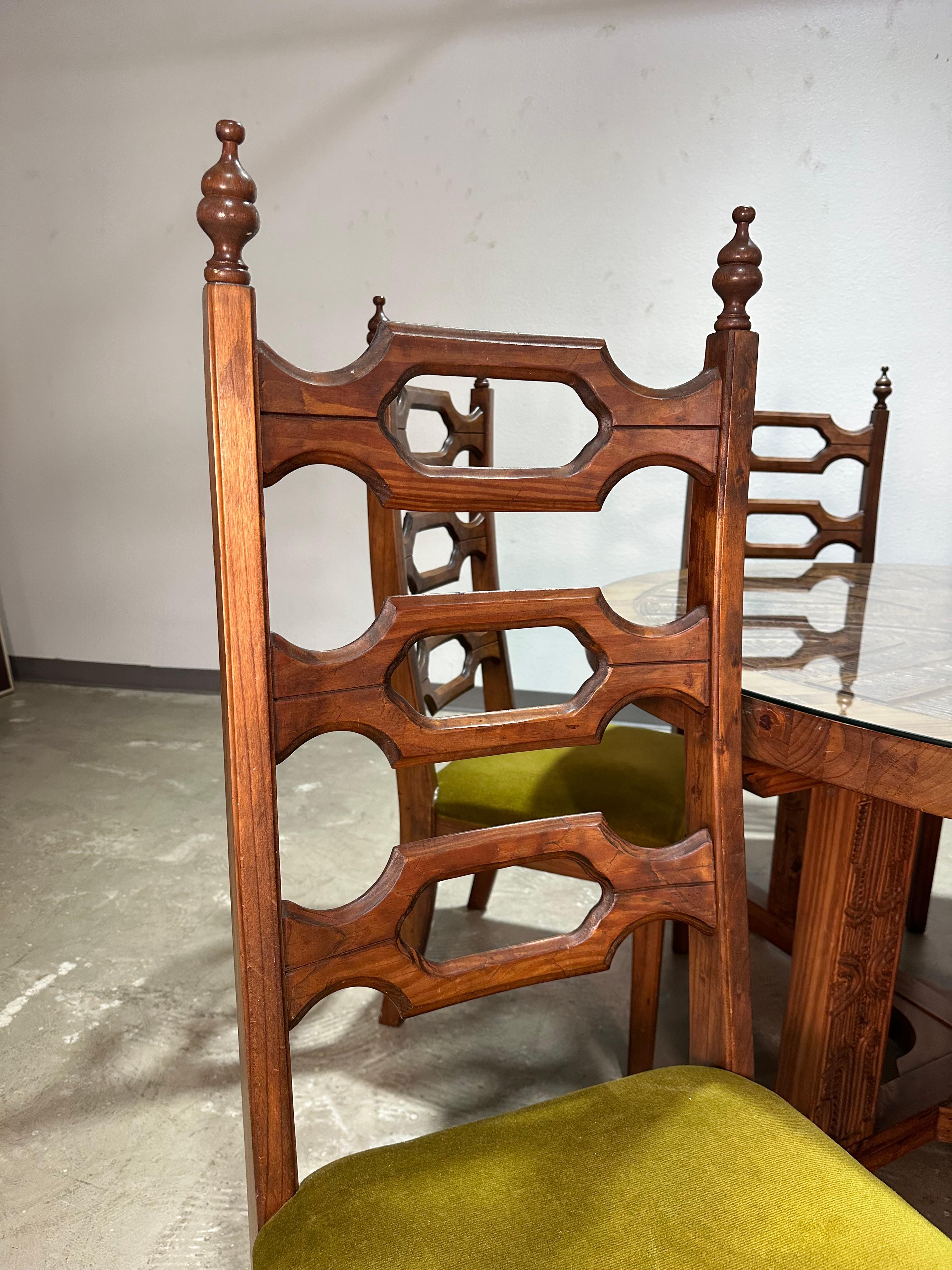 Sculpté Ensemble de 6 chaises de salle à manger en pin brutalistes sculptées par Aquarius Afrique du Sud en vente