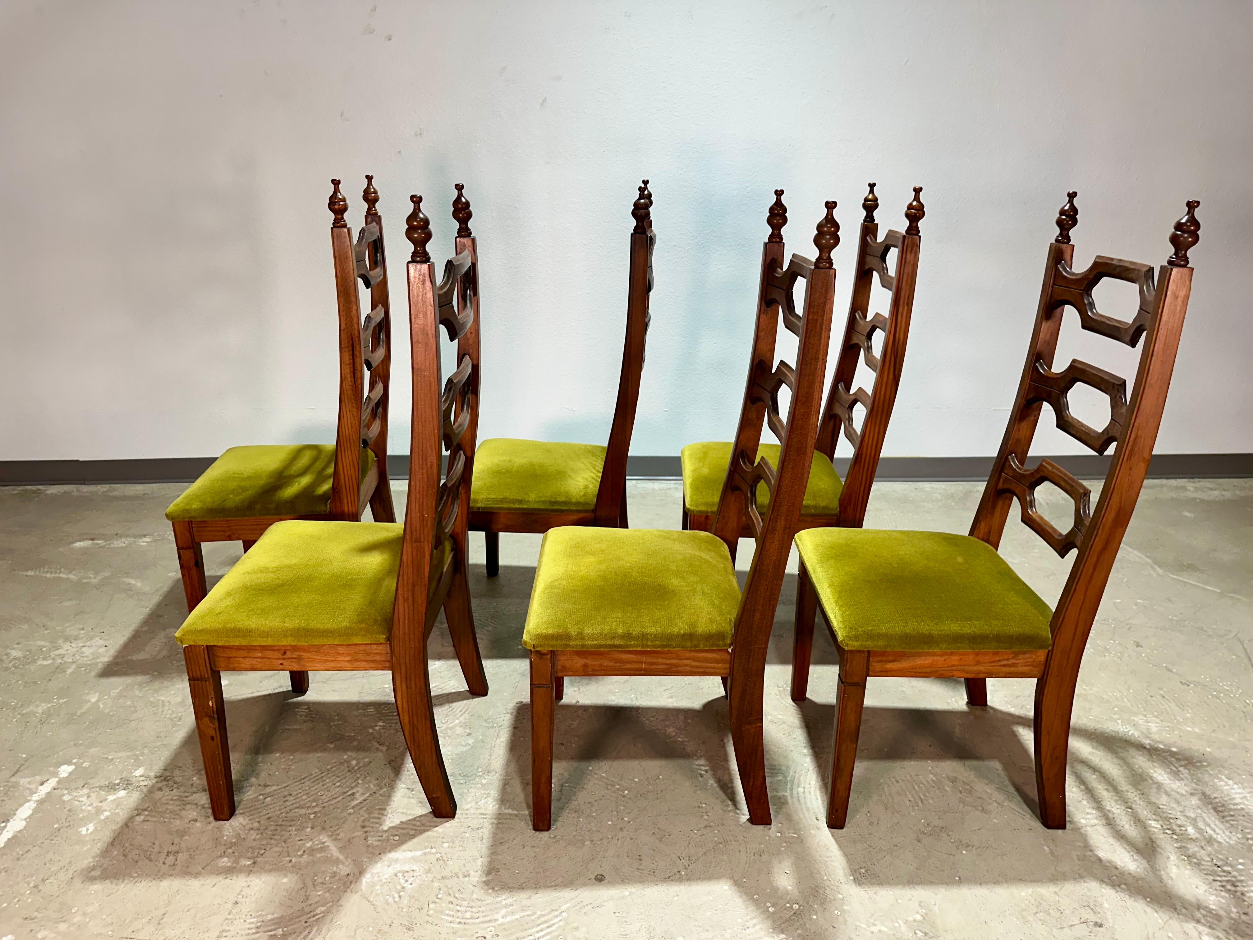 20ième siècle Ensemble de 6 chaises de salle à manger en pin brutalistes sculptées par Aquarius Afrique du Sud en vente