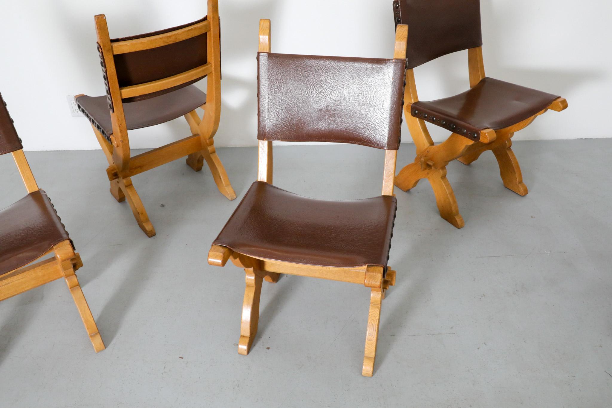Satz von 6 brutalistischen Esszimmerstühlen aus massiver Eiche und schokoladenbraunem Leder von Bram Sprij (Moderne der Mitte des Jahrhunderts) im Angebot