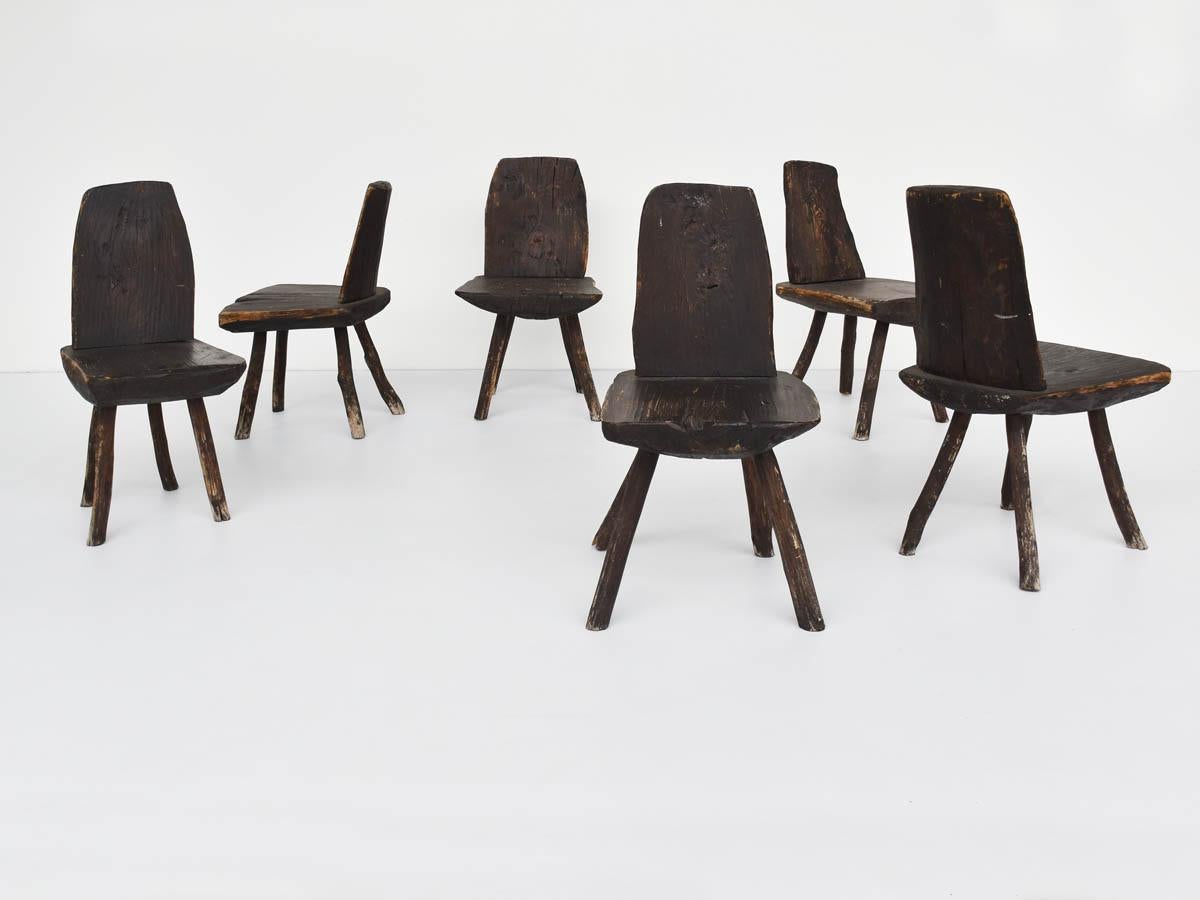Ensemble de 6 chaises en bois brutaliste en vente 1