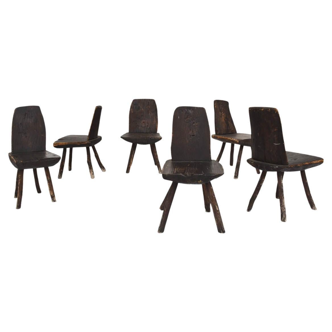 Ensemble de 6 chaises en bois brutaliste en vente