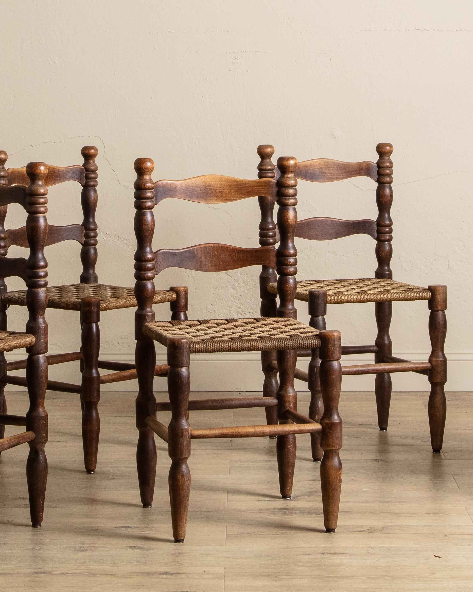 Dieses Set aus sechs brutalistischen Esszimmerstühlen bringt rustikalen Charme und zeitlose Handwerkskunst an den Tisch. Jeder Stuhl besteht aus einem gedrechselten Holzrahmen mit einer skulpturalen Rückenlehne und sanft verjüngten Beinen, die eine