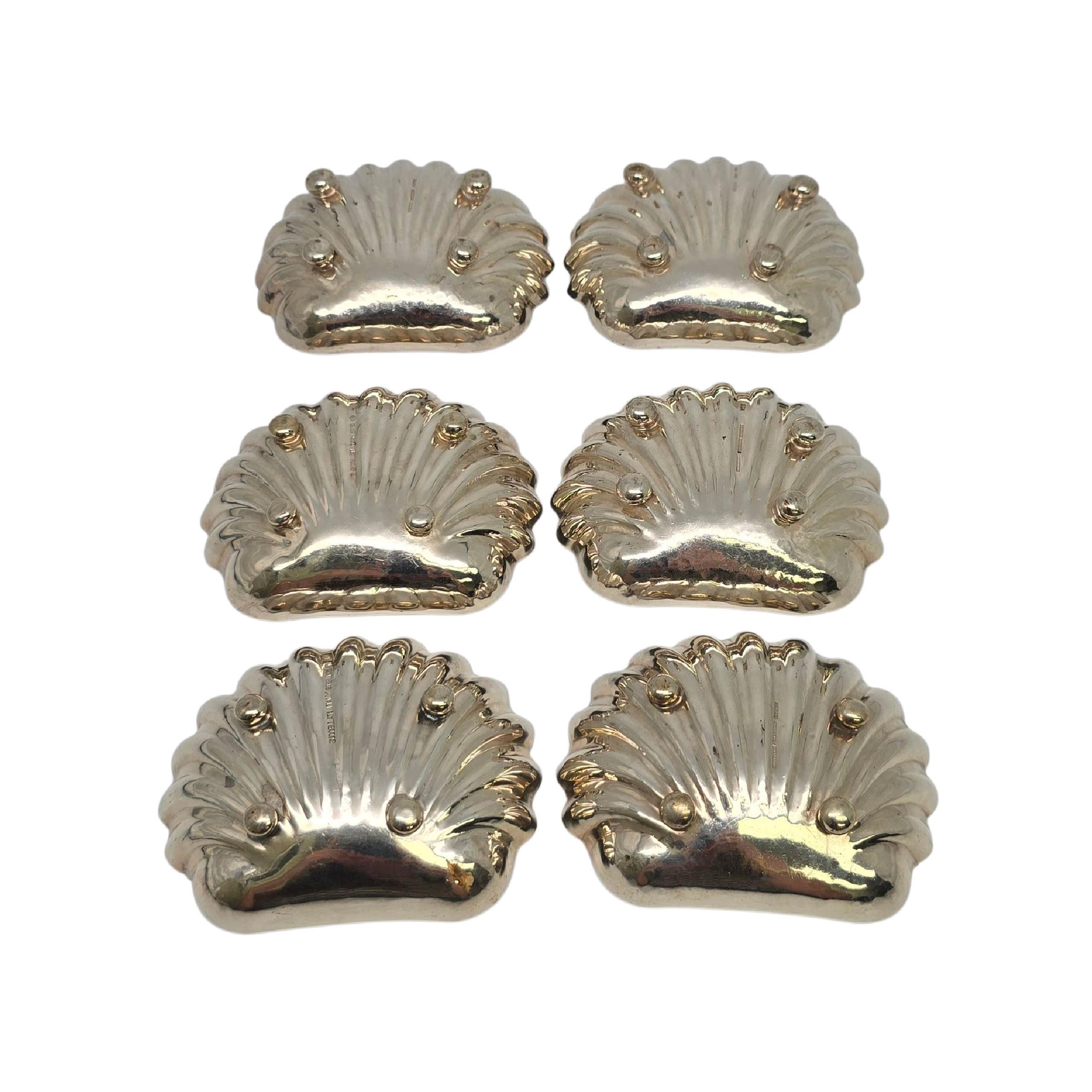 Satz von 6 Buccellati Sterling Silber Scroll Muschelschalen Kleine Schalen

Diese kleinen Schalen haben jeweils ein Muschelmuster mit Schneckendetails und 4 Kugelfüßen.

Wiegt ca. 417g, 268dwt insgesamt

Maße: ca. 2 7/8