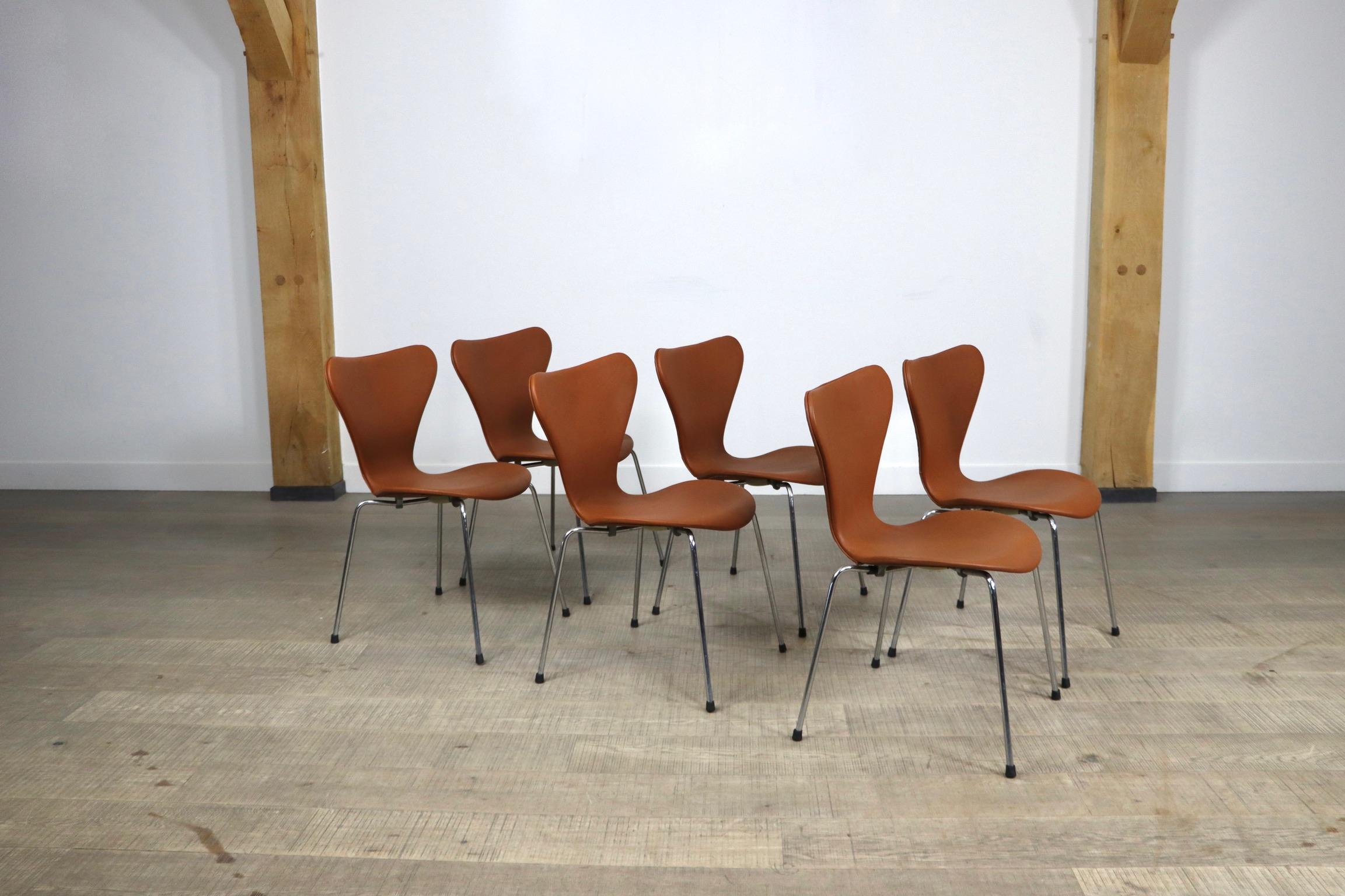 Set of 6 Butterfly Chairs in Cognac Leather by Arne Jacobsen for Fritz Hansen For Sale 5