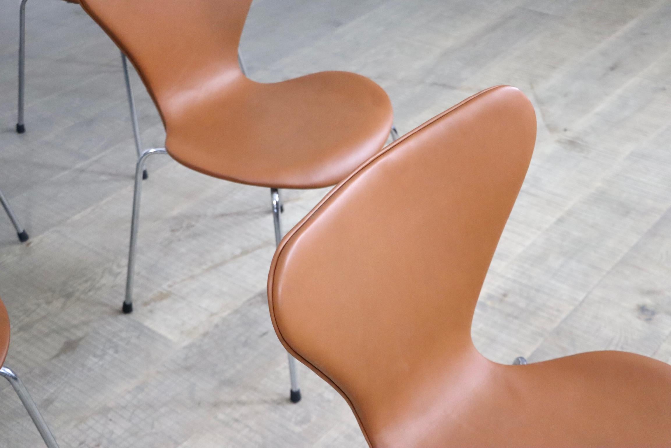 Set of 6 Butterfly Chairs in Cognac Leather by Arne Jacobsen for Fritz Hansen For Sale 6