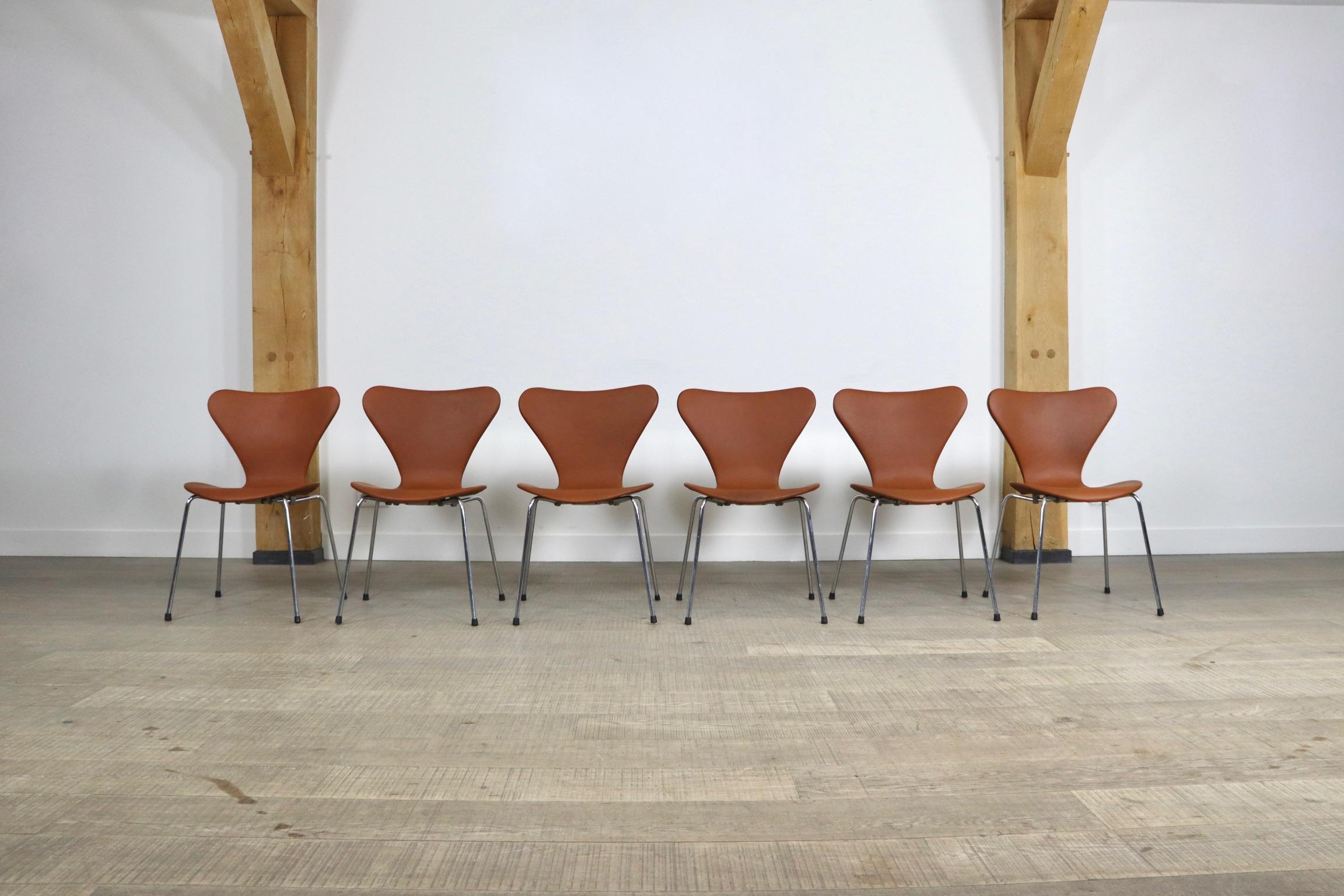 Erstaunlicher Satz von 6 Butterfly-Stühlen, entworfen von Arne Jacobsen für Fritz Hansen, Dänemark 1979. Diese Stühle sind mit wunderschönem cognacfarbenem Anilinleder bezogen und befinden sich in einem ausgezeichneten Zustand. Ein minimalistisches,