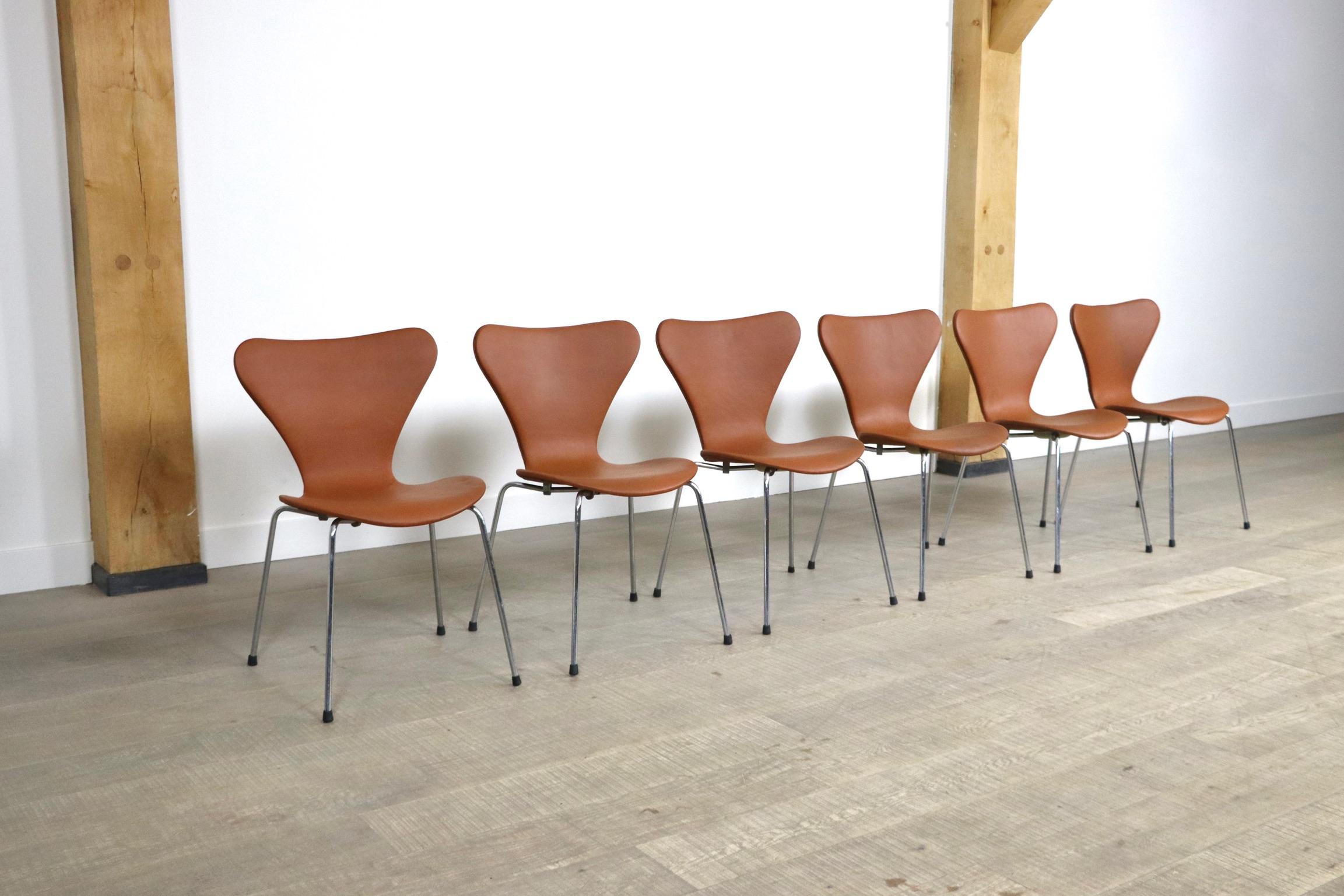 Fin du 20e siècle Ensemble de 6 chaises papillon en cuir cognac d'Arne Jacobsen pour Fritz Hansen en vente
