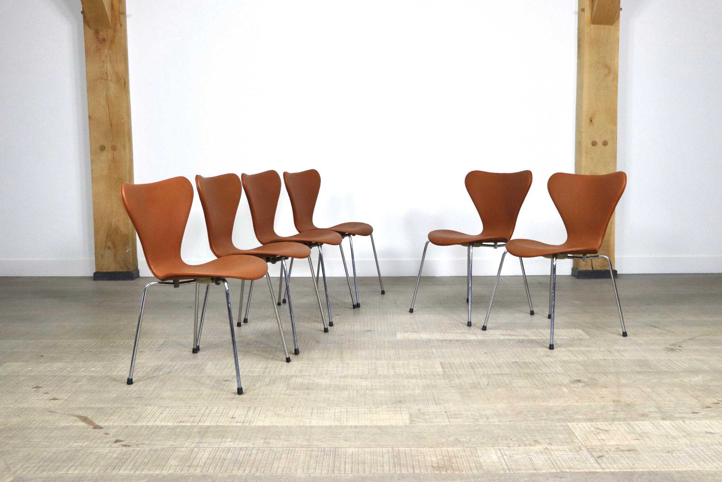 Set of 6 Butterfly Chairs in Cognac Leather by Arne Jacobsen for Fritz Hansen For Sale 1
