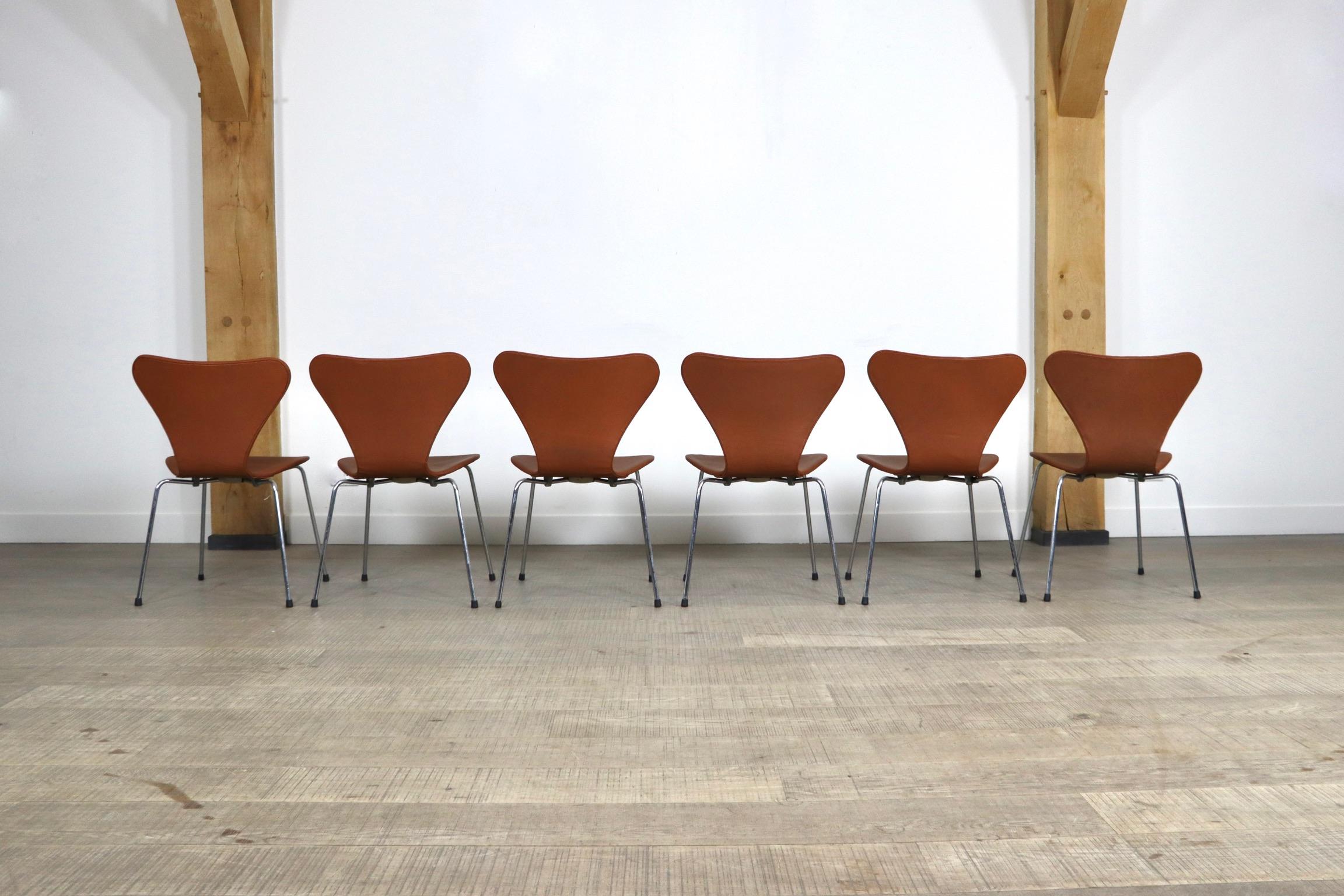 Set of 6 Butterfly Chairs in Cognac Leather by Arne Jacobsen for Fritz Hansen For Sale 2