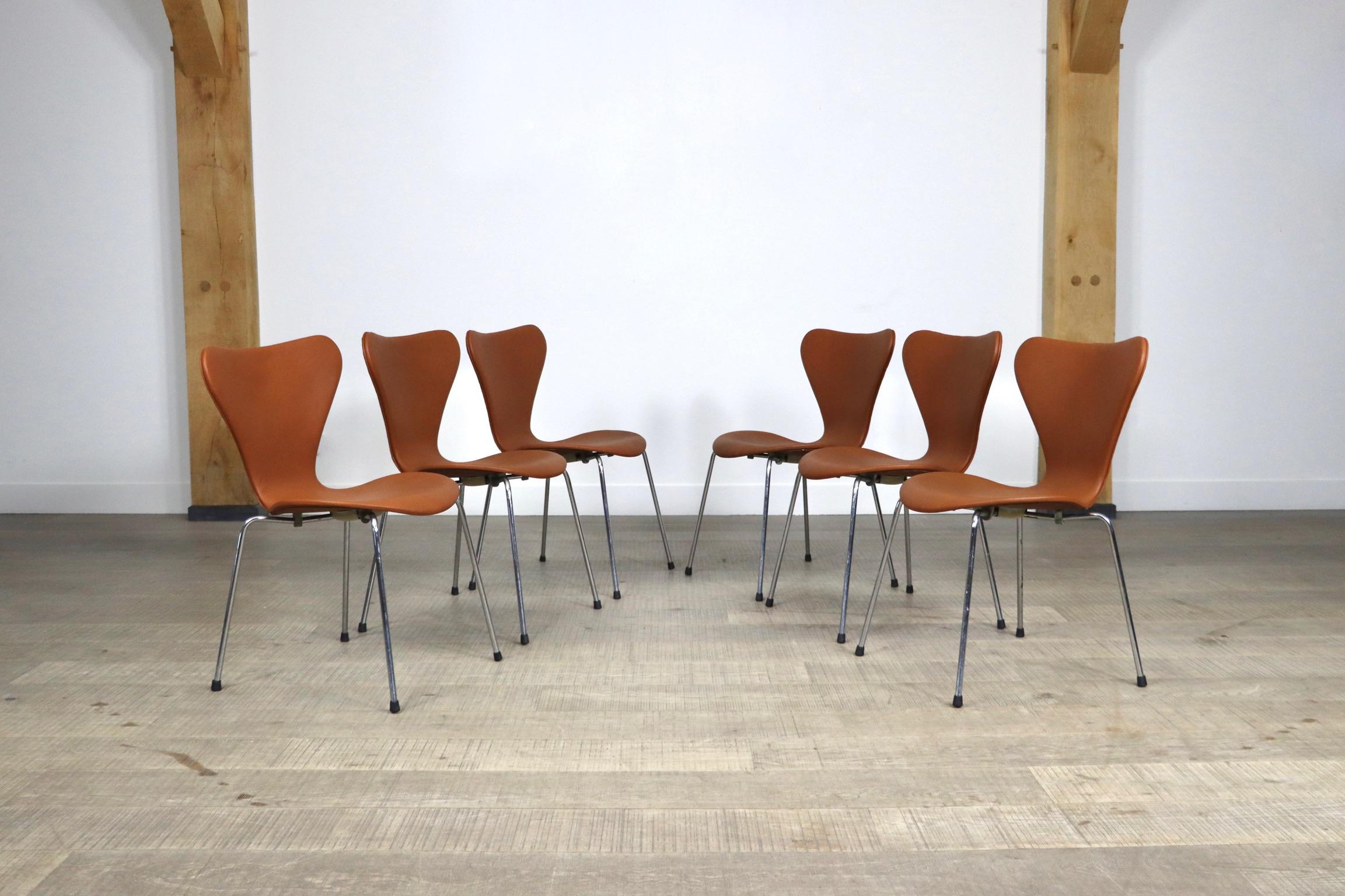 Set of 6 Butterfly Chairs in Cognac Leather by Arne Jacobsen for Fritz Hansen For Sale 3