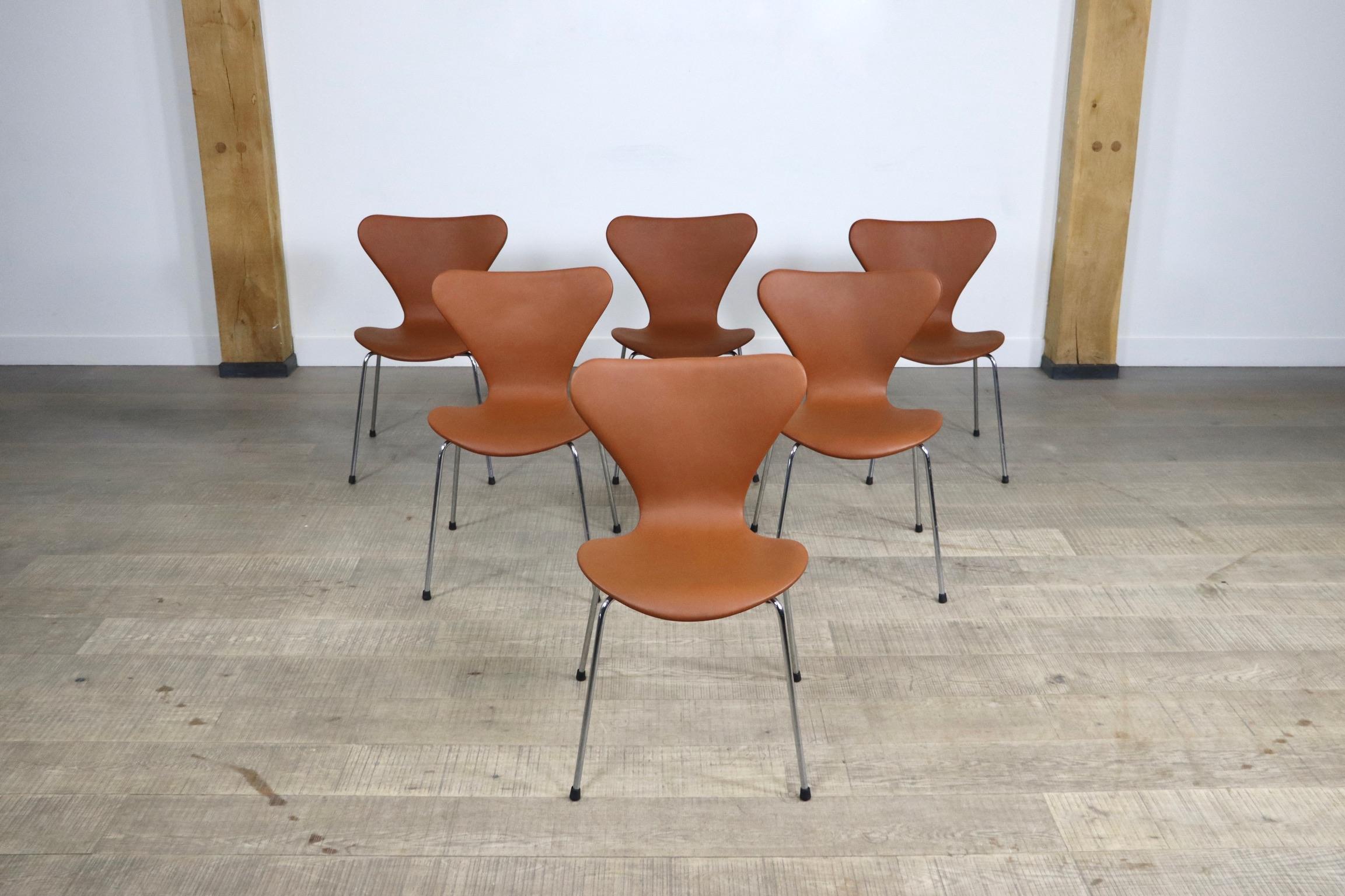 Set of 6 Butterfly Chairs in Cognac Leather by Arne Jacobsen for Fritz Hansen For Sale 4