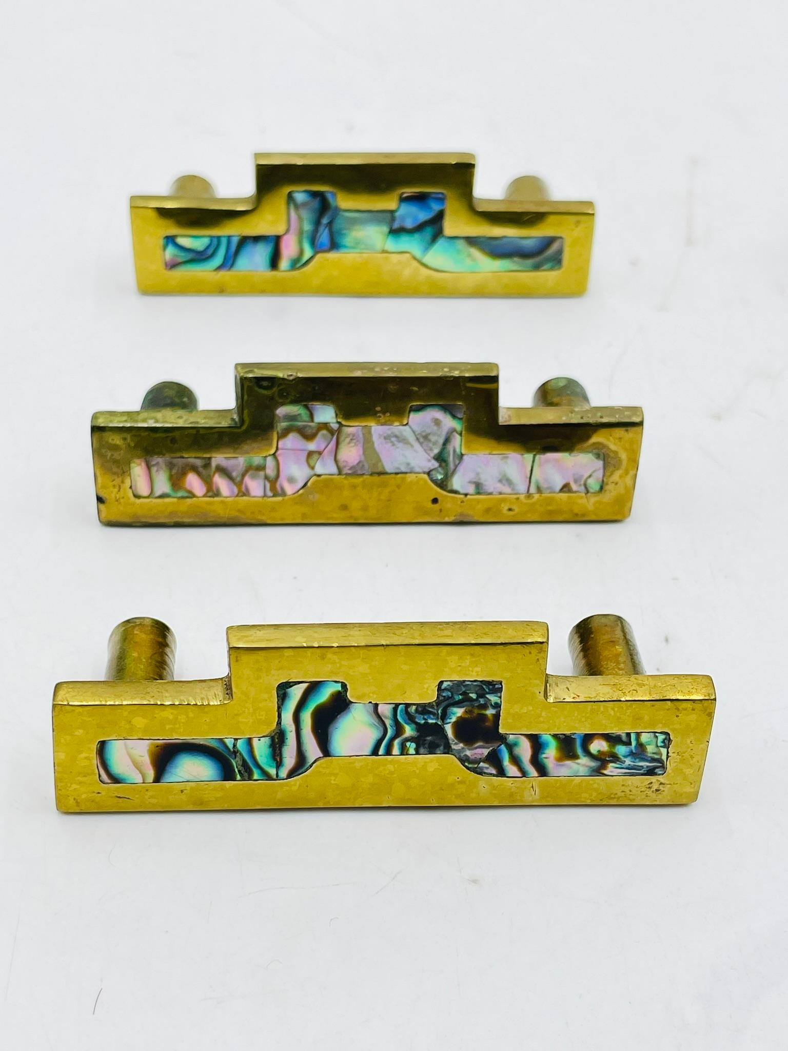 Ensemble de 6 poignées d'armoire en laiton et incrustation de coquillages d'ormeaux par Peñoles, Mexique années 1950 en vente 4