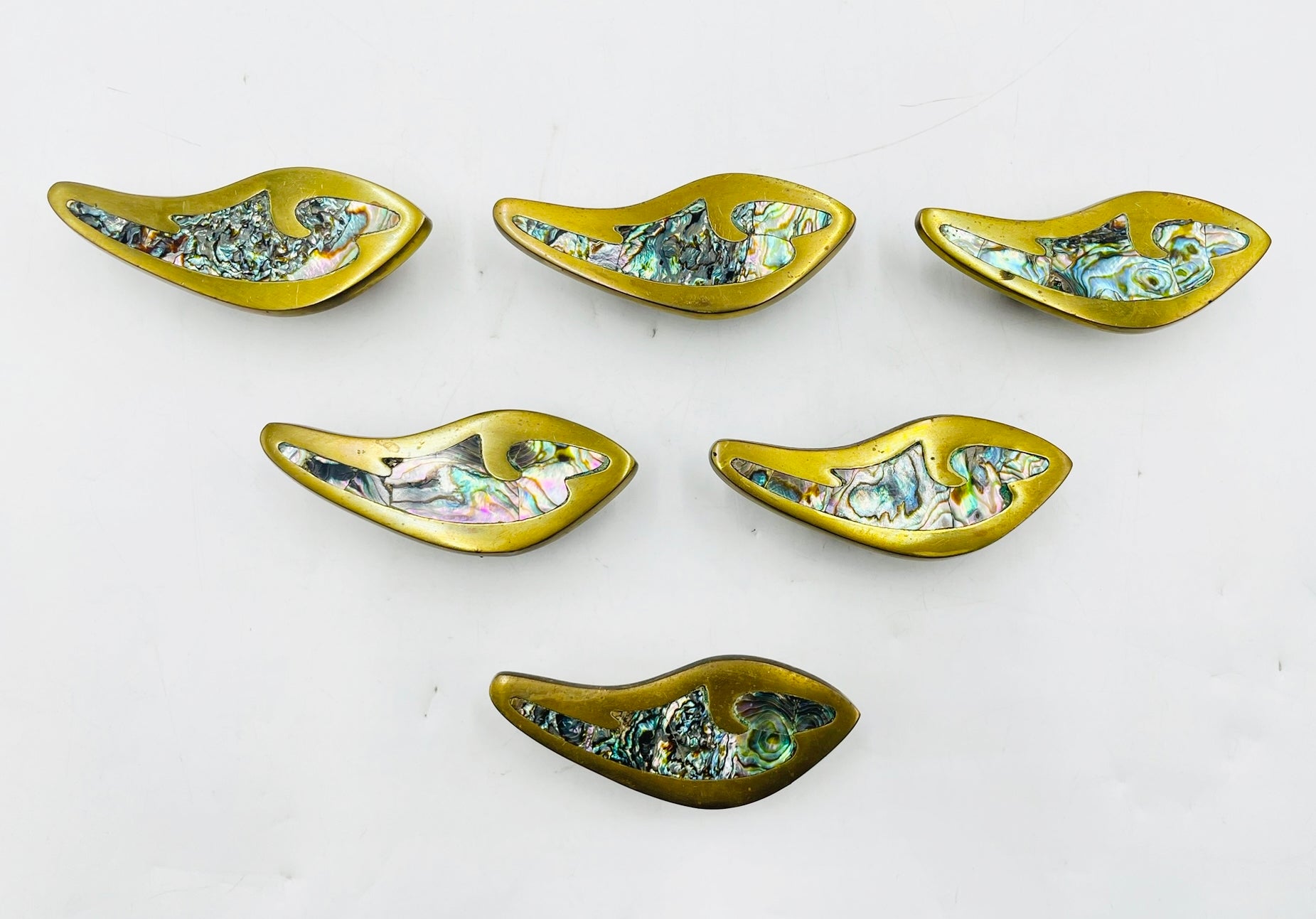 Enhance the elegance and uniqueness of your cabinets with this exquisite Set of 6 Cabinet Pulls in Solid Brass & Abalone Shell Inlay by Peñoles.
The pieces were designed and manufactured in the 1950's in Mexico Distrito Federal by Peñoles. 
Each