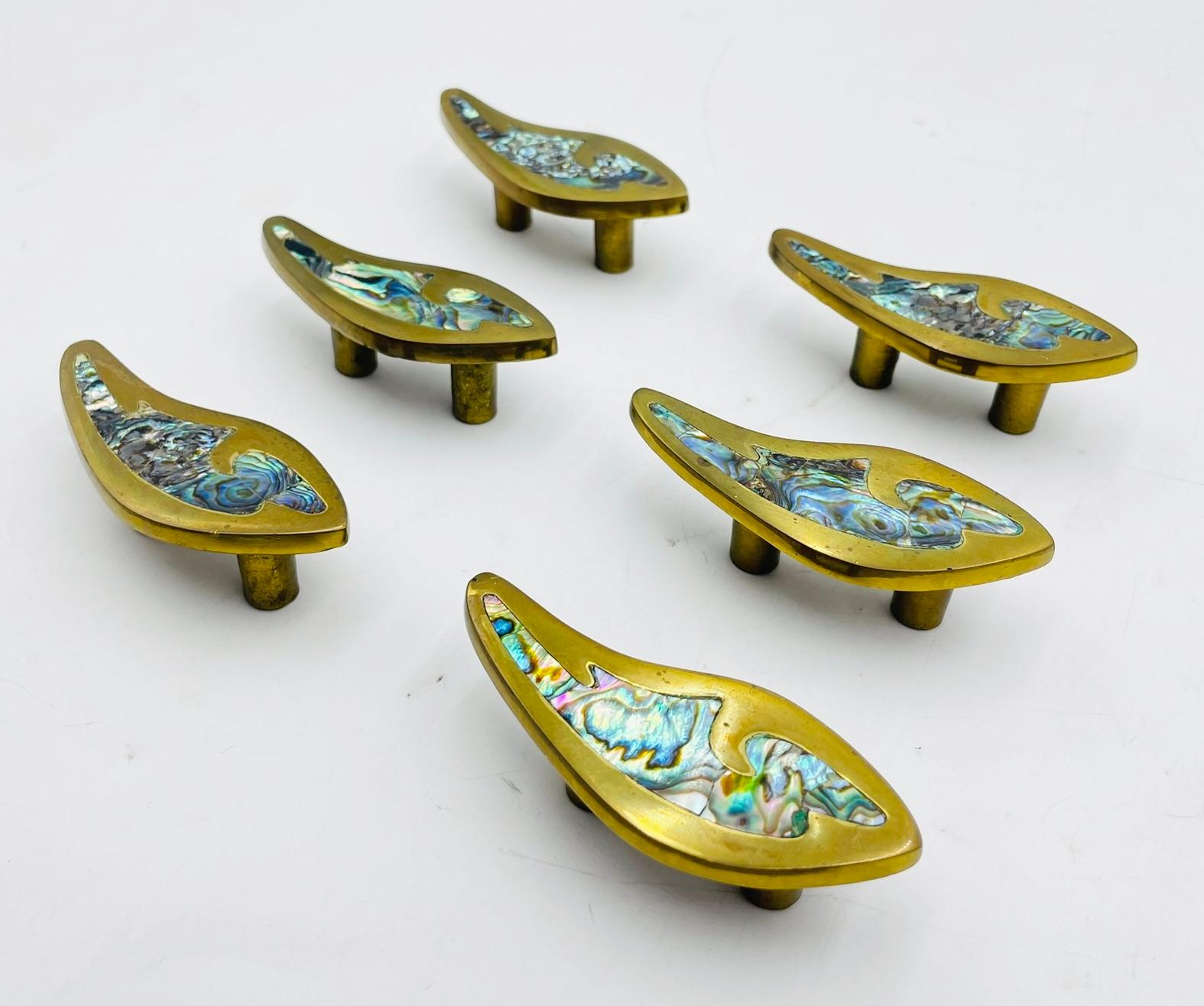 Set of 6 Cabinet Pulls in Brass & Abalone Shell Inlay by Peñoles, Mexico 1950s In Good Condition For Sale In Los Angeles, CA