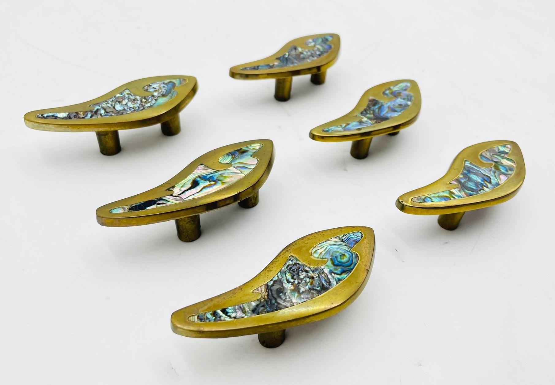 Mid-20th Century Set of 6 Cabinet Pulls in Brass & Abalone Shell Inlay by Peñoles, Mexico 1950s For Sale