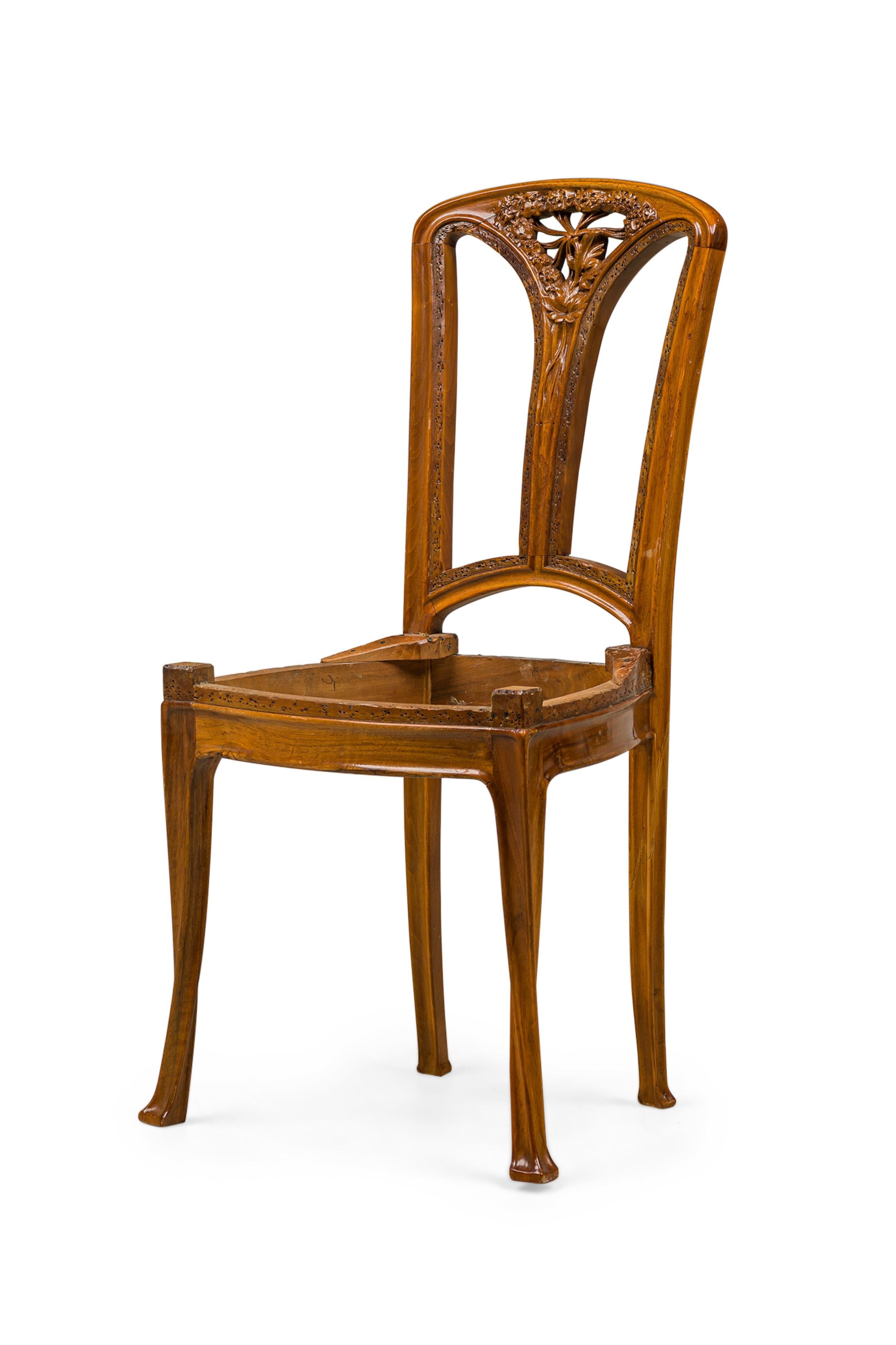 Bois Ensemble de 6 chaises d'appoint sculptées en feuillage Ombelle de Camille Gauthier de style Art nouveau français en vente