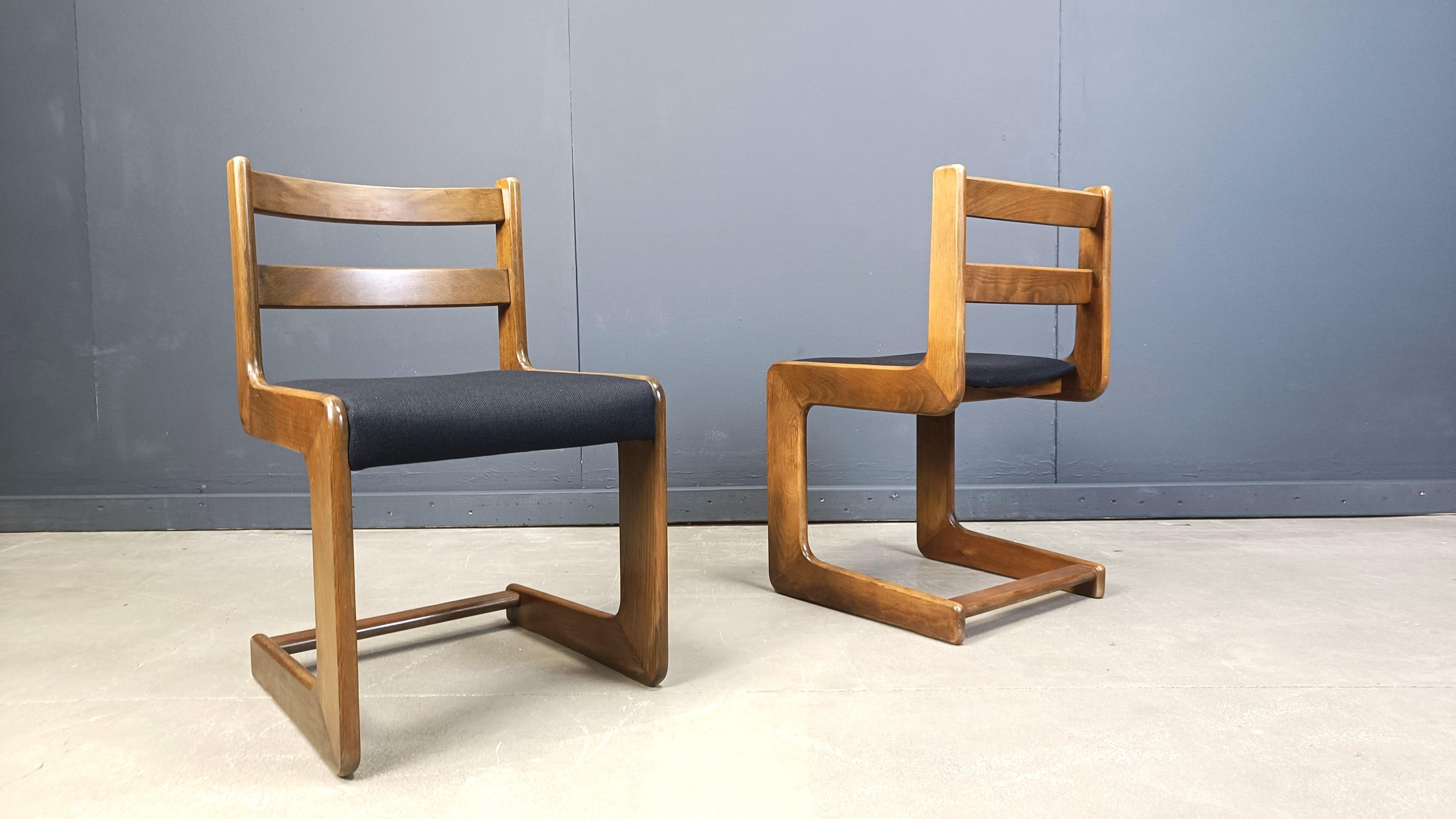 Set di 6 sedie da pranzo di Casala con struttura a sbalzo in Oak e sedute in tessuto appena imbottite.

Un bellissimo design senza tempo 

Ottime condizioni

anni '70 - Germania

Dimensioni
Altezza: 78cm/30.70