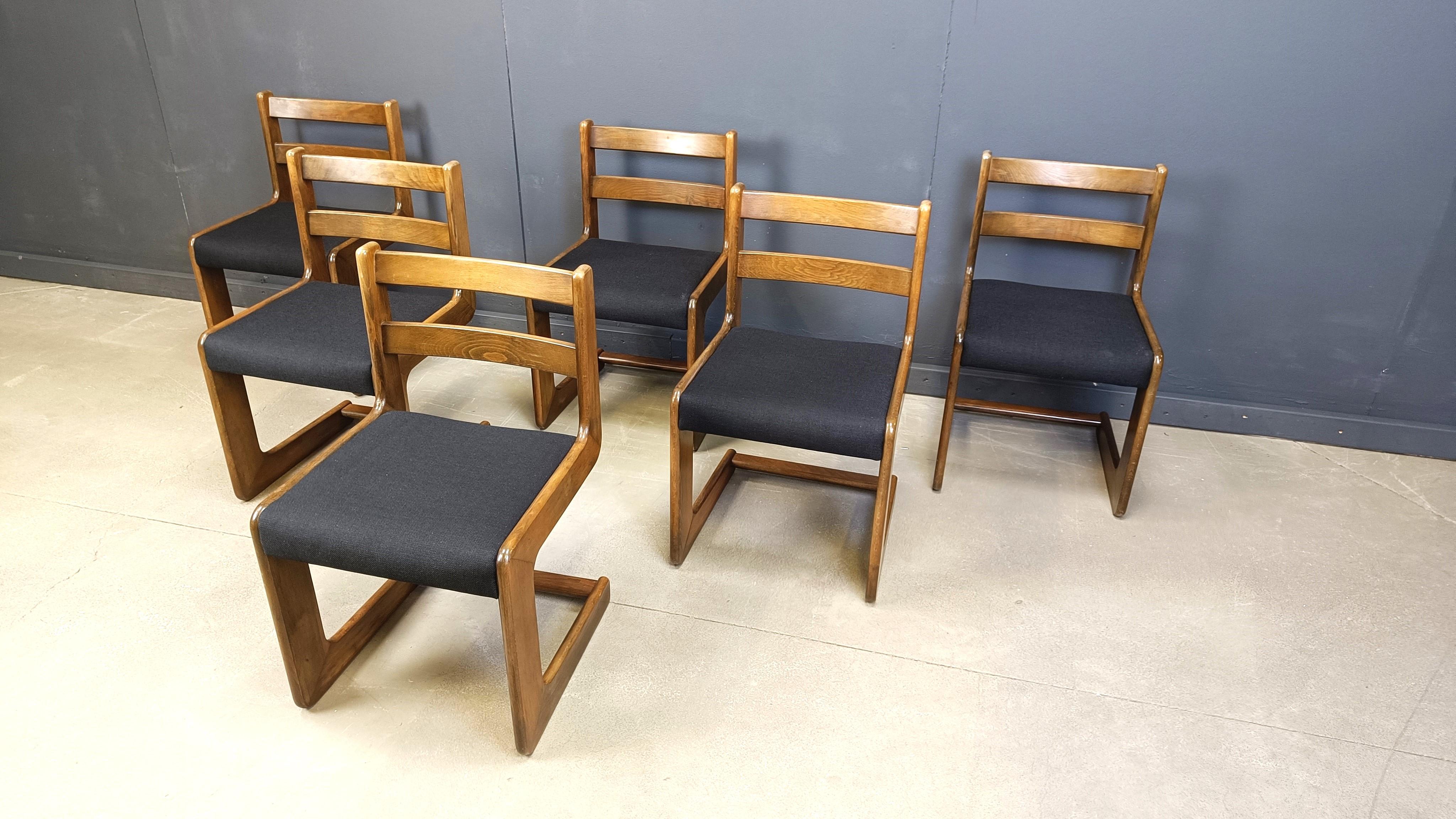 Fine XX secolo Set di 6 sedie da pranzo cantilever di Casala, anni '70 in vendita