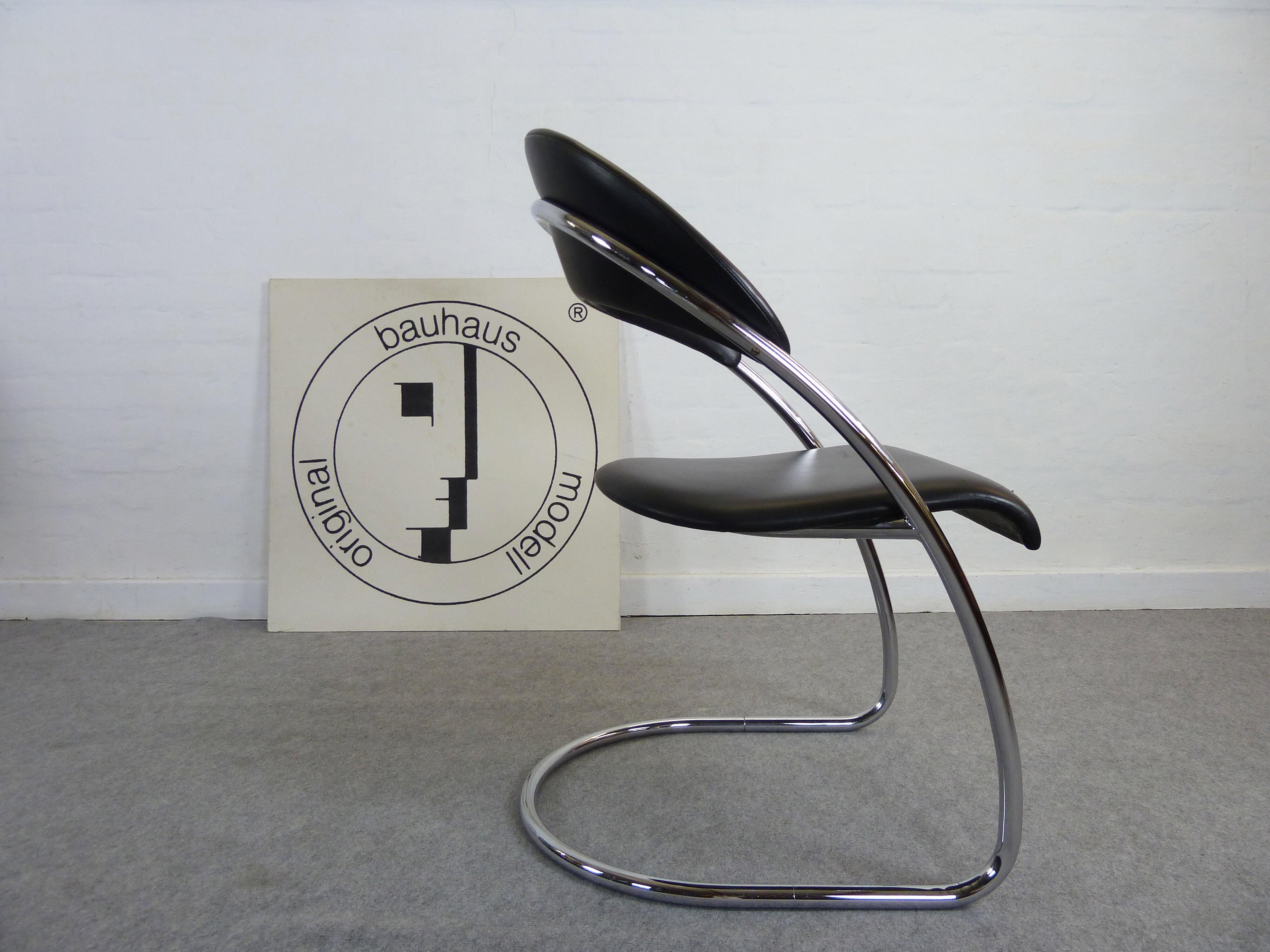 Steel Set of 6 Cantilevered Chairs Thonet Bauhaus Model ST14 Hans Luckhardt For Sale
